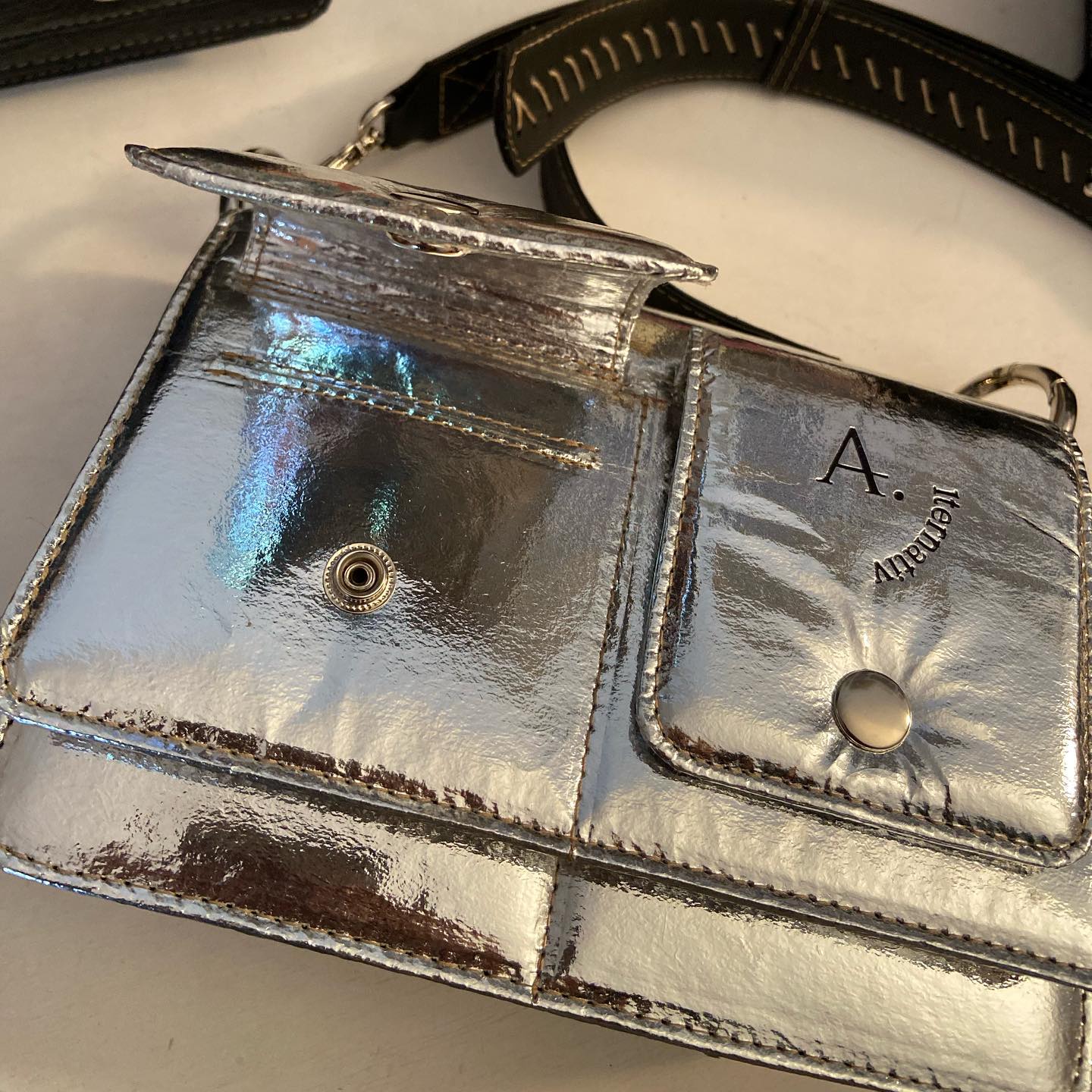 Egyedi megrendelésre vállalunk táska készítést, kis darabszámban is👜😊
A részleteket megtalálod weboldalunkon❣️
Link a bioban 😍
#bőrdíszműves #bőrtáska #egyeditáska #bérmunka #pécs #egyedirendelés #manufactura #leathergoodsmaker #uniquebagmaker #hungary