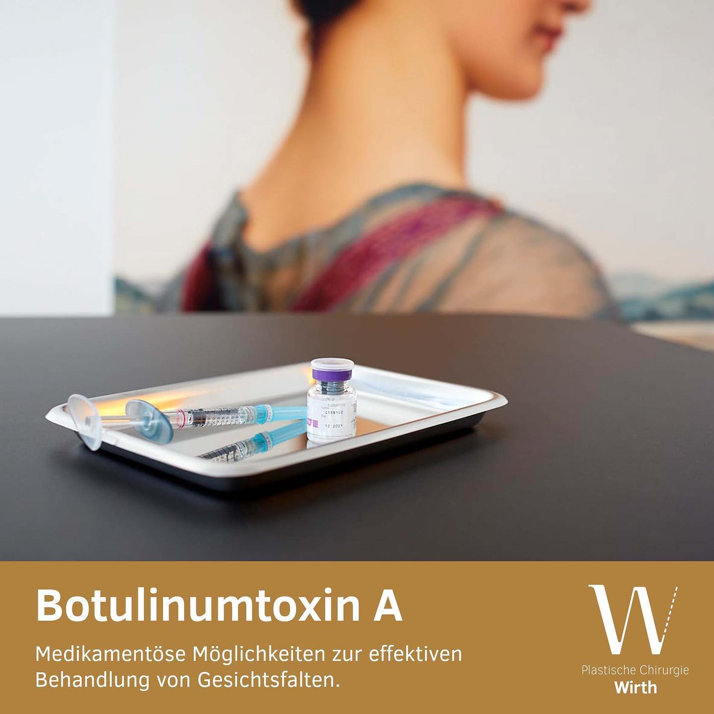 Was ist Botulinumtoxin A?
Bei Botulinumtoxin A (umgangssprachlich meist als Botox bezeichnet) handelt es sich um ein natürlich vorkommendes Bakterieneiweiss. Nach der Injektion des Medikamentes in den entsprechenden Muskel kommt es innert drei bis fünf Tagen zu einer Abschwächung der Muskelfunktion, indem die Reizübertragung vom Nerv auf den Muskel vorübergehend unterbrochen wird. Dies führt bei mimisch bedingten Falten zu einer sichtbaren Glättung. Dieser Effekt hält drei bis vier Monate an. Andere Nervenfunktionen wie Fühlen oder Tasten werden nicht beeinflusst. Bei einer erstmaligen Anwendung sollte der Erfolg der Behandlung nach zwei Wochen, im Rahmen einer Nachkontrolle durch den behandelnden Arzt, überprüft und gegebenenfalls eine zusätzliche Behandlung vorgenommen werden.
Häufigste Behandlungsbereiche
• Zornesfalte
• Stirnfalten
• Krähenfüsse
• Kaumuskulatur
• Schweissdrüsen
Qu'est-ce que la toxine botulique A?
La toxine botulique A (couramment appelée Botox) est une protéine produite naturellement par une bactérie. Par l’injection du médicament dans le muscle concerné, dont la fonction se voit affaiblie après 3 à 5 jours, la transmission des impulsions données au muscle à travers le cerveau est temporairement interrompue. Les rides d’expression sont alors visiblement lissées. Cet effet dure trois à quatre mois. Les autres fonctions nerveuses comme le sentir et le toucher ne sont pas influencées. Lors de la première utilisation, la réussite du traitement devrait être vérifiée après deux semaines par le médecin traitant dans le cadre d’un contrôle. S’il s’avère nécessaire, doit avoir lieu un traitement supplémentaire.
Traitements les plus fréquents
• ride du lion
• ride du front
• les pattes d'oies
• muscle masséter
glande sudoripare
#praxiswirth #drmedraphaelwirth #plastischechirurgie