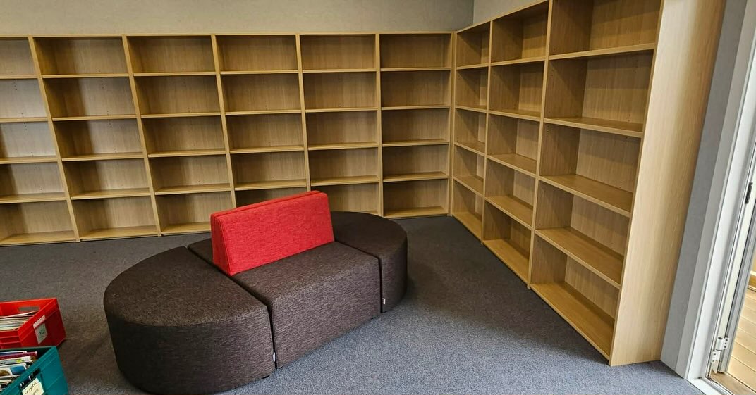 Te Mahia School 📚 Library shelving manufactured and installed by the team at Pollett’s 👏🏼