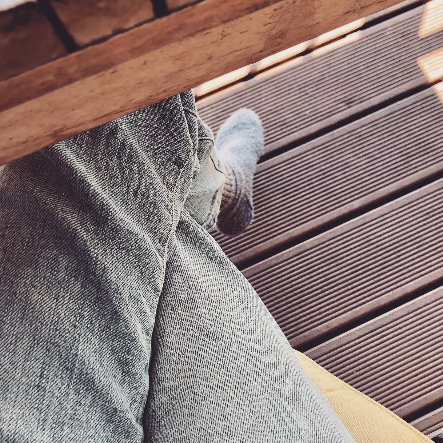 Ich gehöre zu den Eltern, die durch die ganze Wohnung und um alle Ecken hepen und sich dann wundern, warum die Kinder zu faul sind, um zu mir zu kommen, wenn etwas ist. Sondern einfach da, wo sie gerade stehen oder liegen, bequem nach mir rufen (und ich die ersten paar Male auch gleich rannte 🤪)!
Eltern sind für Kinder das Vorbild schlechthin. Darum lohnt es sich, bei störendem Verhalten zuerst bei sich selber zu schauen.
Ich hab dazu dieses typische Beispiel, als eines meiner Mädchen vor ein paar Jahren gefühlt in jedem zweiten Satz nur noch „Scheisse“ sagte (—>) . Und was machte ich (und hielt mich dabei für mega clever 🤪)? Ich erstellte eine Liste, wo jedes Mal ein Strich hinkommt, wenn jemand das „Sch-Wort“ sagt. Wir haben dann en famille beschlossen, wer es während einer bestimmten Zeit am meisten sagt, backt für alle einen Kuchen. Meine Tochter malte auf die Liste eine Prinzessin, die mich jedes Mal frech angrinste, wenn ich bei mir selber einen Strich gemacht habe 🤭.
Jetzt ratet mal, wer schlussendlich den Kuchen backen musste 🙈😁?
.
.
.
.
.
.
.
.
#demokratischeerziehung #vorbild #vorbildsein #spiegel #kindersindspiegel #lebenmitkindern #lebenmitkind #alltag #alltagmitkindern #elternschaft #gleichwertigkeit #gleichberechtigung #parenting #elterntipps #parent #parentlife #elternsein #mom #momlife #mama #mami #maman #mamansuisse #momof3 #momofthree