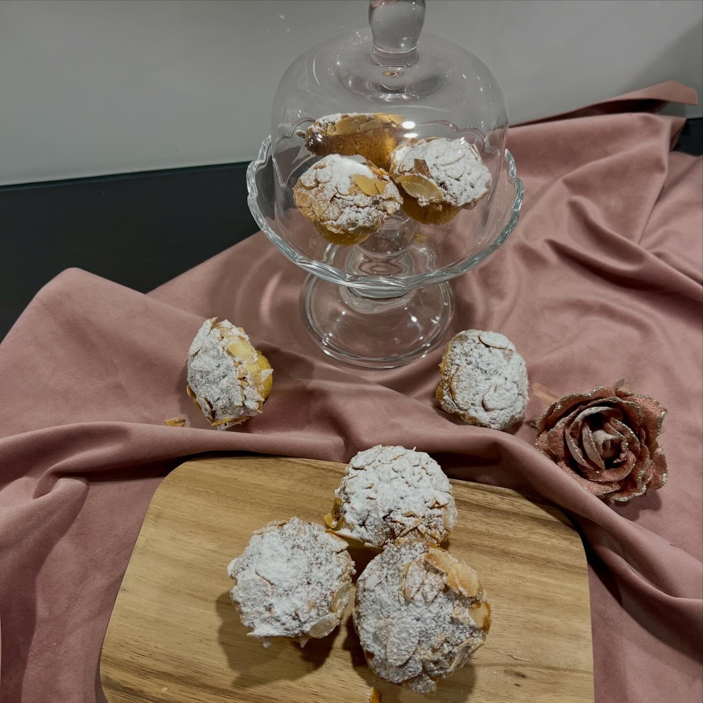 Almond-Blondie Cupcakes
Saftig, nussig und herrlich weich - diese Almond-Blondie Cupcakes sind die perfekte Mischung aus zartem Mandelkuchen und karamellisiertem Blondie-Genuss. Sie überzeugen mit Ihrer buttrigen Textur, feiner Vanillenote und dem intensiven Aroma gerösteter Mandeln.
Das Beste daran? Der Teig ist unglaublich unkompliziert und funktioniert nicht nur als Cupcakes, sondern genauso gut als saftiger Kuchen.
Egal ob für den Sonntagskaffee, als süsse Begleitung zum Nachmittagsespresso oder als Dessert – diese kleinen (oder grossen) Blondie-Träume passen einfach immer.
Ein Rezept, zwei Möglichkeiten – und garantiert ein neues Lieblingsgebäck.
Zutaten für 12 Cupcakes:
Mandelcreme:
45 g Butter flüssig, zerlassen + handwarm
100 g gemahlene Mandeln, geschält
60 g Zucker
1 Ei, raumtemperiert
Blondieteig:
150 g Butter, gewürfelt
200 g brauner Zucker
2 Eier, raumtemperiert
200 g Mehl
¼ TL Salz
75 g Mandeln, gehobelt
Puderzucker
Zubereitung:
Den Backofen auf 175°C Ober-/Unterhitze vorheizen.
Eine Cupcakeform mit flüssiger Butter einölen.
Für die Mandelfüllung alle Zutaten in eine Schüssel geben und mit dem Mixer 2-3 Minuten schlagen. Dann beiseite stellen.
Für den Blondieteig die Butter in einer Pfanne bei kleiner Hitze schmelzen und etwas abkühlen lassen.
Dann den Zucker hinzugeben, verrühren bis sich der Zucker aufgelöst hat.
Die Eier verquirlen und zur Butter-Zuckermischung geben und untermengen.
Zuletzt das Mehl und Salz dazugeben und glatt rühren.
Den Teig gleichmässig in den Muffinsformen verteilen und mit einem angefeuchteten Teelöffel Mulden für die Mandelcreme formen.
Die Mandelcreme darin verteilen. Zum Schluss mit Mandelblättchen bestreuen und etwas andrücken.
Für ca. 35-40 Minuten goldbraun backen.
Etwas abkühlen lassen und dann mit Puderzucker bestreuen.
En Guete!
PS: kann auch als Kuchen in einer Brownie Form gemacht werden.
Zuerst den Blondie Teig in die Form geben und dann die Mandelcreme darauf verteilen und mit Mandelblättchen bestreuen.
#baking #backen #backenmachtglücklich #bakery #cupcakelovers