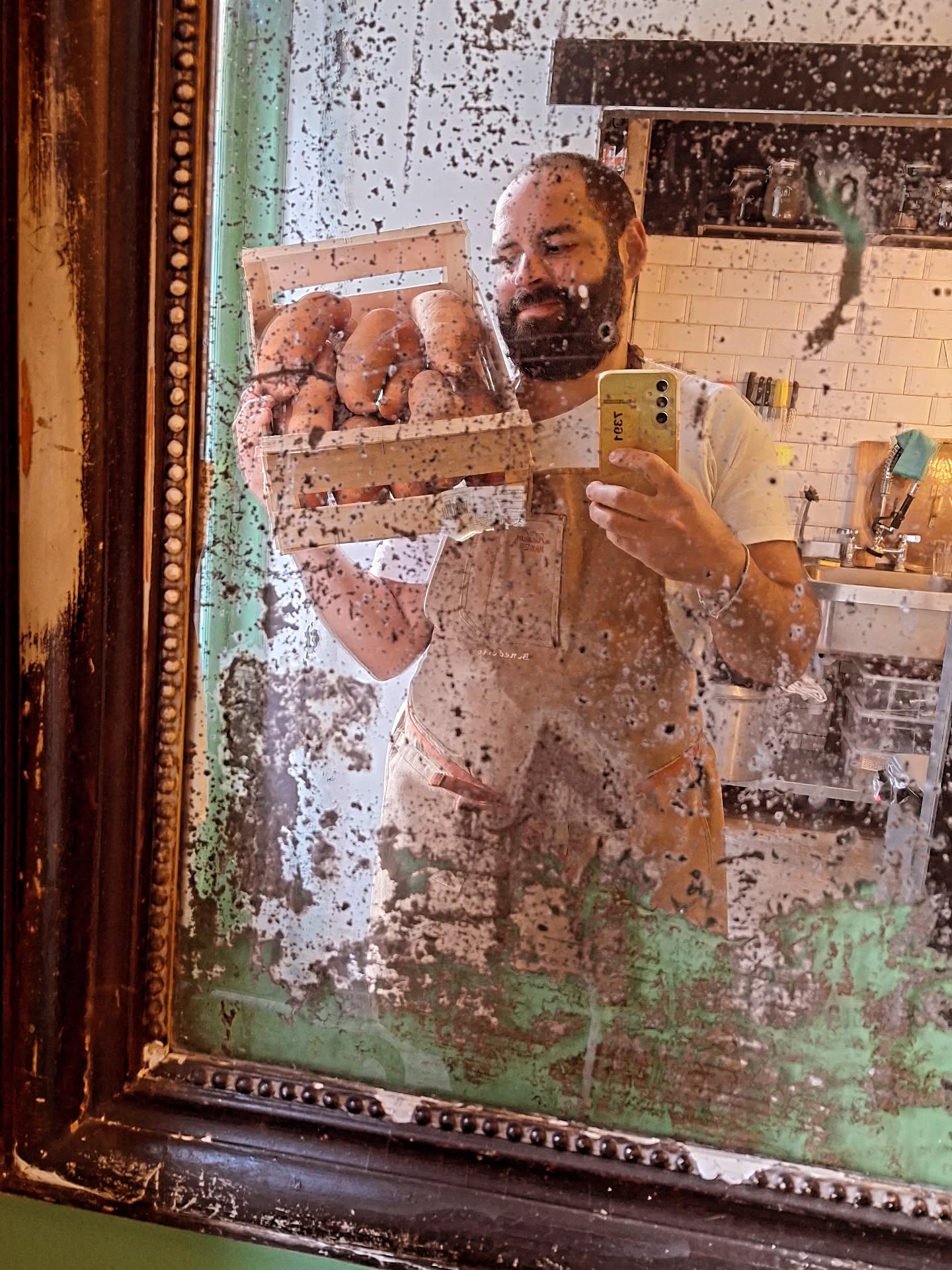 Reflet d’une passion brute. 🍠✨
Tout commence ici : une cagette, de la terre, et ce petit côté "miroir de grand-mère" pour ne pas oublier d’où vient le goût, ici on ne fait pas que remplir des pots, on raconte une histoire.
Aujourd'hui, c’est la patate douce qui passe sur le billot !
L'étape ingrate ? La montagne d’épluchures.
Le secret ? Une cuisson lente pour libérer tout son sucre naturel et obtenir cette texture veloutée dont vous me donnerez des nouvelles.
On est loin de la confiture classique, on est dans l’audace et la gourmandise pure.
.
.
.
.
.
#benedettoconfituresatypiques #patatedouce #artisanatfrançais #confituremaison #foodporn