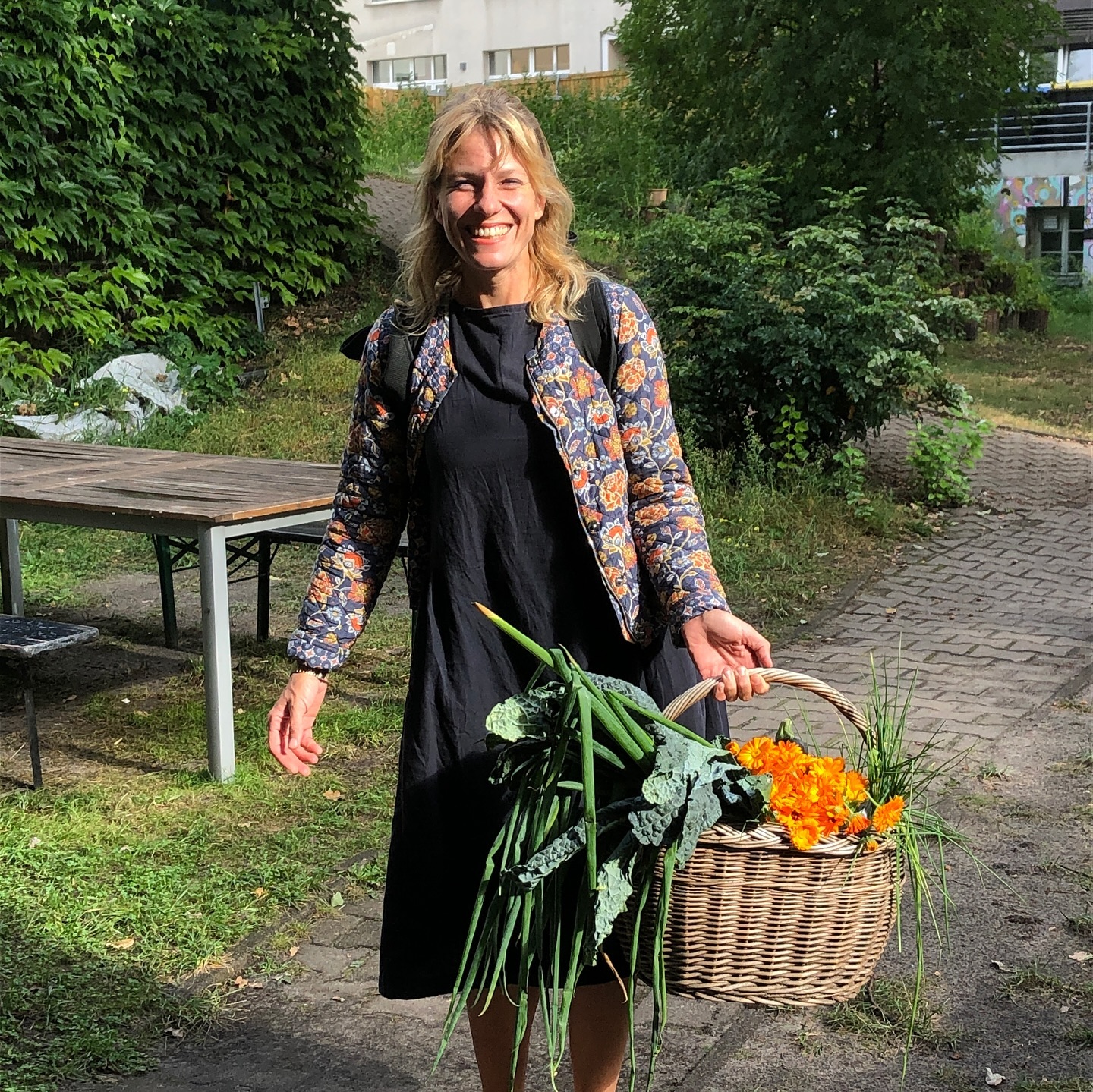 ‼️Kleiner Reminder an die fleißigen Gärtner*innen im HarzAcker:
Gib Deine Ernte (Gemüse, Kräuter, essbare Blüten oder Obst) 🥕🥬🍎🫛🫑🍇 vom Montag 16.09. bis Mittwoch 18.09. beim QM Harzer Straße in der Treptower Str. 23 ab, für unser gemeinsames Ernte Dank Fest ‚Lange Tafel‘.
Sarah von Crane’s Canteen hat die Challenge angenommen und zaubert aus all euren Spenden ein Festmahl für uns alle.
Zu verköstigen dann bei der ‚Langen Tafel’ am Fr. 20. September von 17:00 - 19:00 Uhr in der Brockenstraße.
❓Bist Du dabei?
@parzellex @harzerkiez @cranescanteen
Die tollen Menschen von @kulturlabor_trial_error und dem Projekt 'Idyll ohne Müll' räumen für uns sogar die Brockenstrasse auf!
Es gibt also genug Dinge und Engagement im Kiez um harzlich DANKE zu sagen. 🩷
#langetafel #erntedankfest
#HarzAcker #HarzAckerP25 #HarztalWildeRose #parzellex #pflanzdeinkiez #urbangardening #urbangardeningberlin #communitygardening #gemeinschaftsgarten #urbanfarming #baumscheiben #workshop #partizipation #kleingartenanlage #qmharzerstrasse #stadtnatur #umweltbildung #gesundeernährung #neukölln #harzerkiez #konsumfrei #gruen #senatsverwaltung #berlin #internationalerparkingday #parkingday @senstadtberlin @ba_neukoelln_berlin