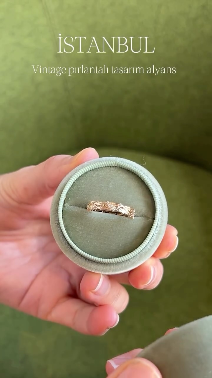 “Klasik bir alyanstan çok daha fazlasını arayanlar için..”
#evlilik #alyans #tasarımyüzük #vintagealyans #alyansmodelleri