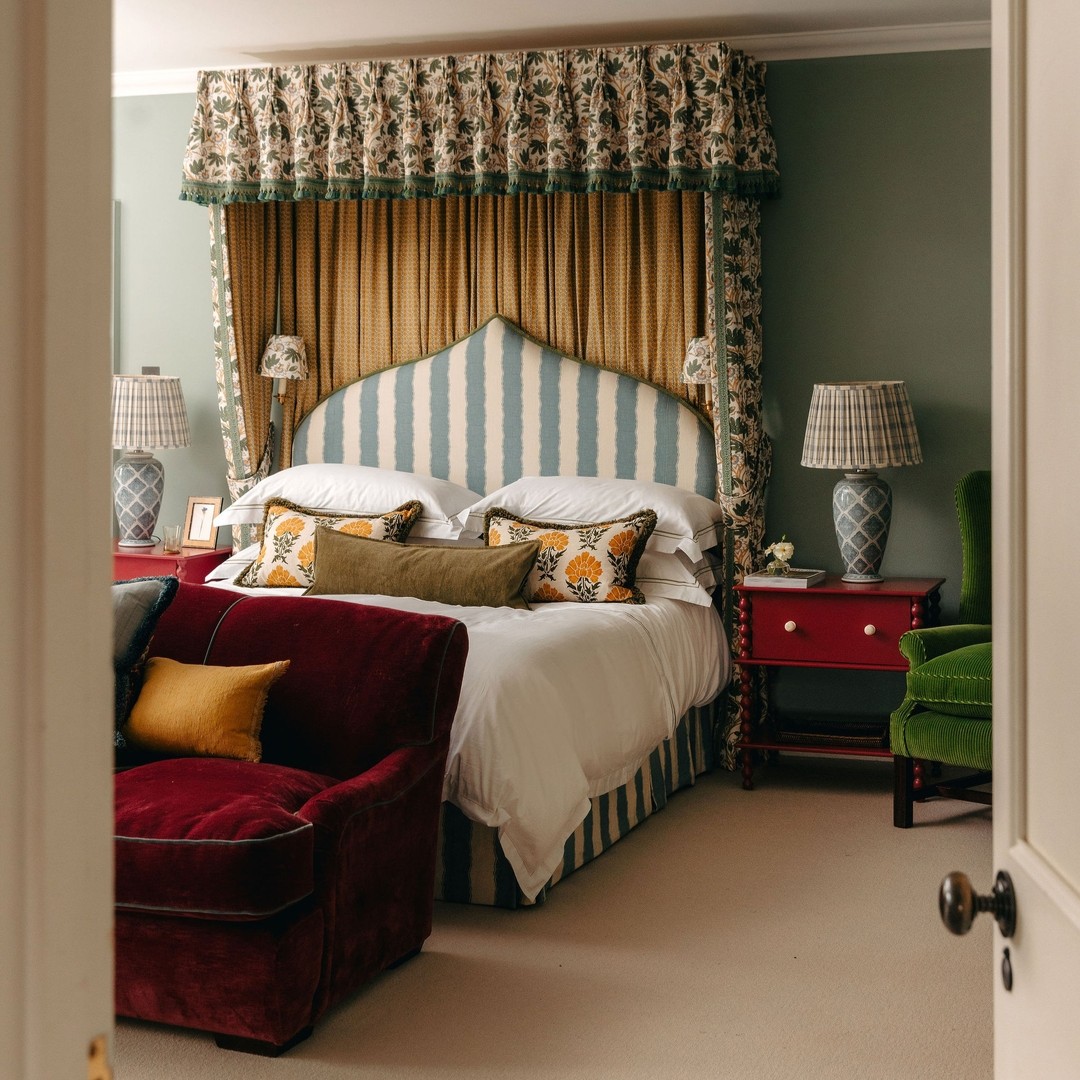 The Garden Bedroom, where more is more. Especially when it involves velvet, stripes, and florals. 🌺💚