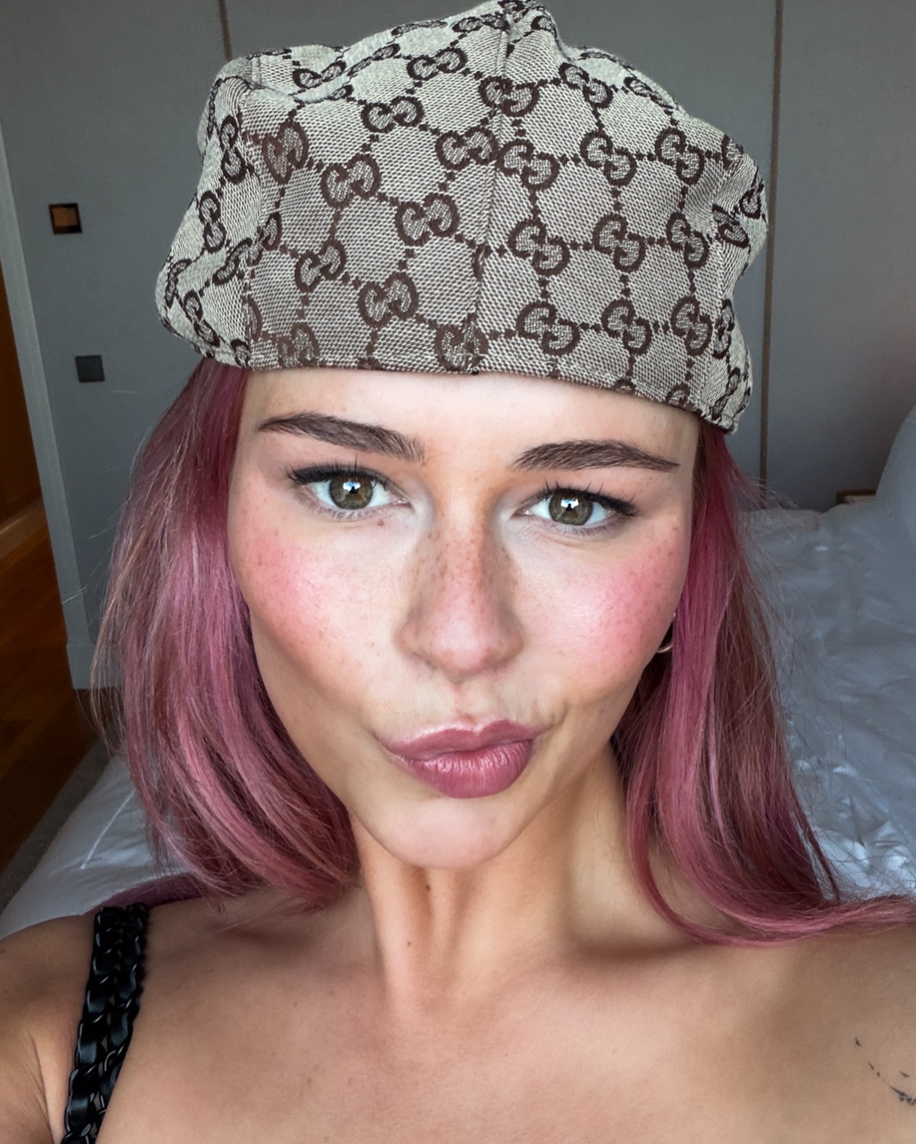 Freckles M+ & @pipwijn 🔥💖
Met slechts één behandeling creëerde we deze look. Volgende ronde gaan we meer diepte maken, zodat je echt een 3D effect krijgt. Ik begin vaak met een zachte basis en bij de touch-up werk ik met een diepere kleur zodat de sproetjes echt tot leven komen💥
Je kunt uiteraard het ook bij één behandeling houden: dan is de look iets vlakker. Maar nog steeds net zo mooi!🫶🏼
#freckles #pmuartist #fauxfreckles #sproetjes #freckletattoo