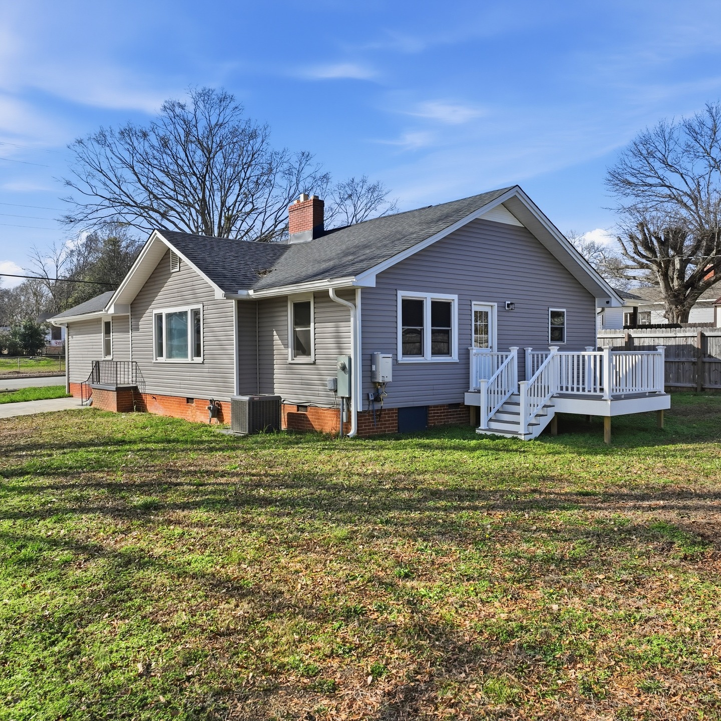 Some homes just feel right the moment you walk in.
Clean finishes.
Bright open spaces.
And a layout designed for everyday living.
This beautifully refreshed home at 112 E Parker Rd, Greenville, SC offers a bright kitchen with modern cabinetry, spacious living areas with natural light, and comfortable bedrooms designed for both relaxation and functionality.
From the inviting living room with fireplace to the updated kitchen and private outdoor space, every detail was captured to help buyers truly experience the home before stepping inside.
Media created for
Tanesha Duckett
📍 Greenville, South Carolina
📸 Media by Beyond All Media
If you're an agent who wants listing media that actually makes buyers stop scrolling…
Send us a message.
#BeyondAllMedia #GreenvilleSCRealEstate #ListingMedia #RealEstateMarketing #RealEstatePhotography