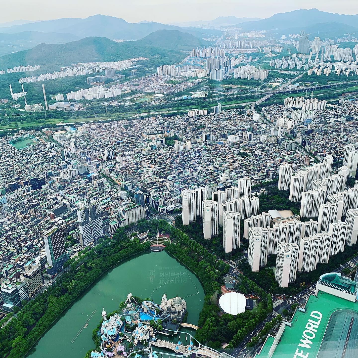 Lotte Tower has so much to offer! A theme park, an aquarium and a scenic view from the sky 🌌 not to forget an epic mall is attached! Spend a day or days at Seoul’s tallest attraction. 🏙 #lotteworld #lottetower #seoulsky #lotteaquarium #expatlife #travelblogger