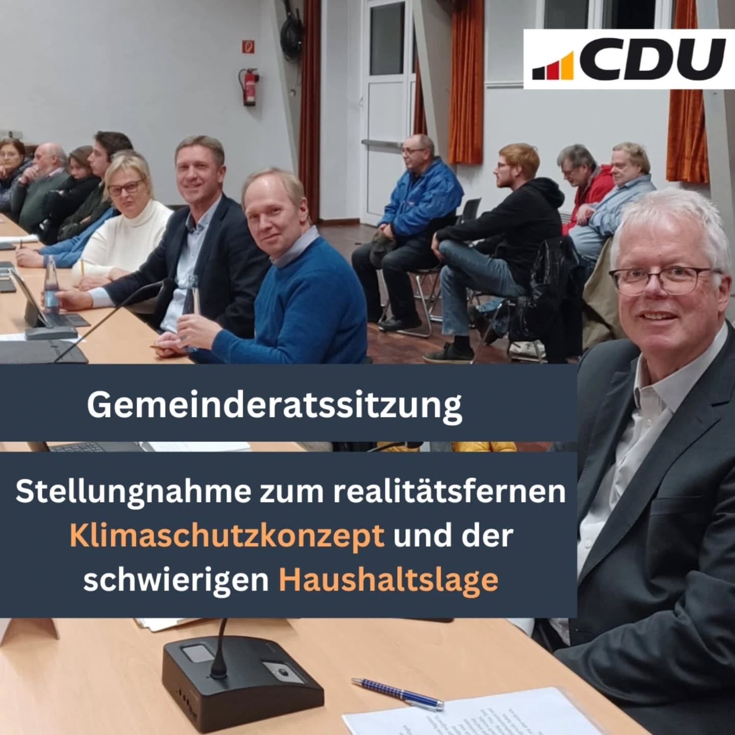 Bei der Gemeinderatssitzung am 12.12.2024 haben wir einen Antrag zum Klimaschutzkonzept eingereicht und unsere Position zum Haushalt für 2025 klargestellt.
Klimaschutz ist wichtig und auch wir als Gemeinde müssen uns fragen, welche Mittel und Wege wir für unseren Beitrag einsetzen können. Allerdings verkennt das Klimaschutzkonzept zum Teil die alltägliche Realität. Es kann damit höchstens Anhaltpunkte geben, aber keinen verbindlichen Umsetzungsplan darstellen.
Unser Fraktionsvorsitzender @michael_eble1 hat deutlich gemacht, dass die schwierige Haushaltslage auch auf die Vorgaben von Bund und Land zurückzuführen ist (z.B. Verpflichtung zur Ganztagsbetreuung), aber gleichzeitig die Unterstützung der Kommunen zu gering ausfällt. Für eine Stärkung des Haushaltes ohne Abstriche bei Leistungen für Vereine, Kultur oder Denkmalpflege ist daher die Wirtschaftsförderung und die Erschließung neuer Gewerbeflächen dringend notwendig.
#unserherzfürjork
#cdu
#kommunalpolitik