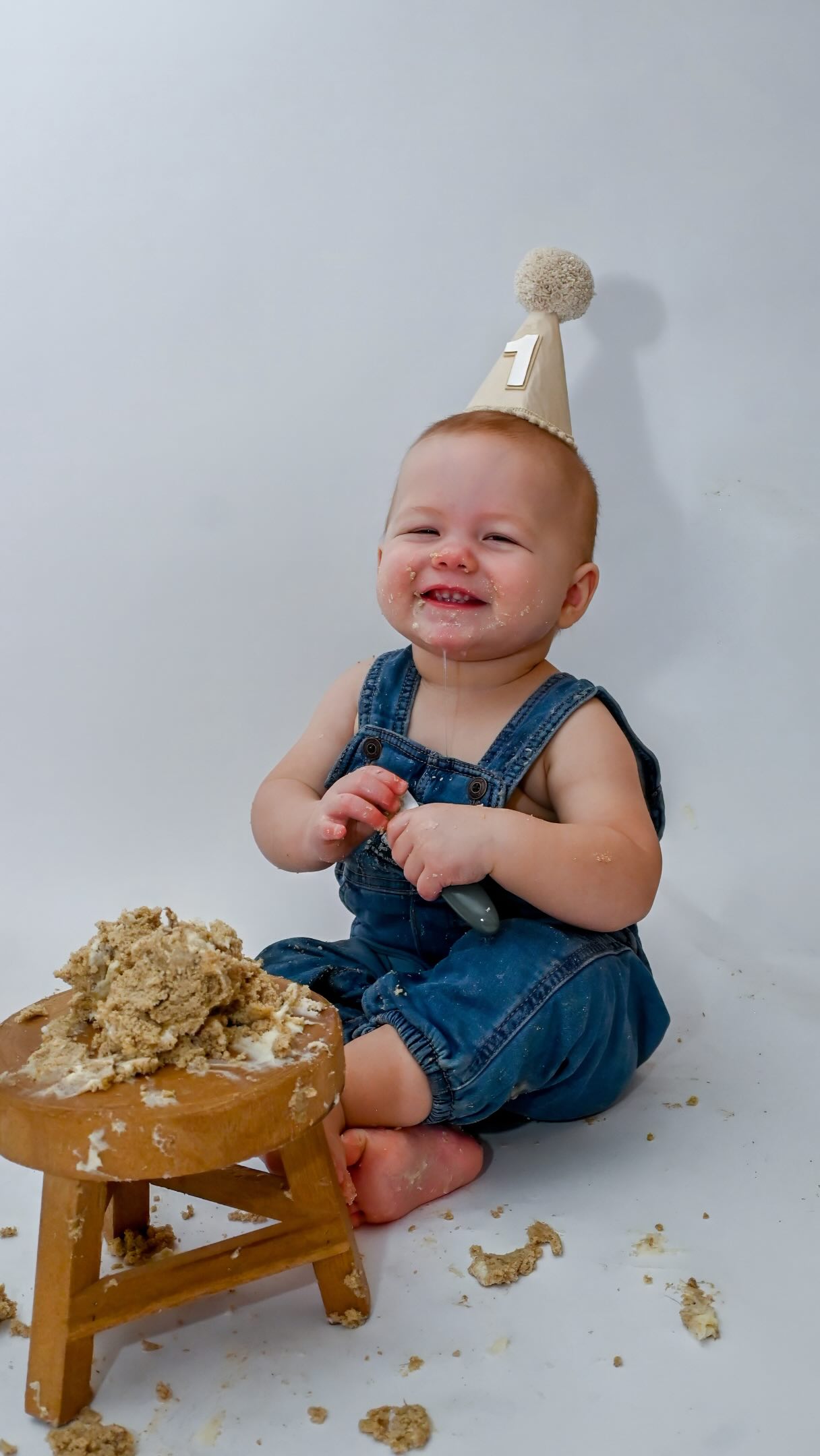 The mess lasts 10 minutes.
The photos last forever.
So yes… it’s worth it. 🍰
#lasphotography #mdphotographer #cakesmashsession #firstbirthdayphotoshoot