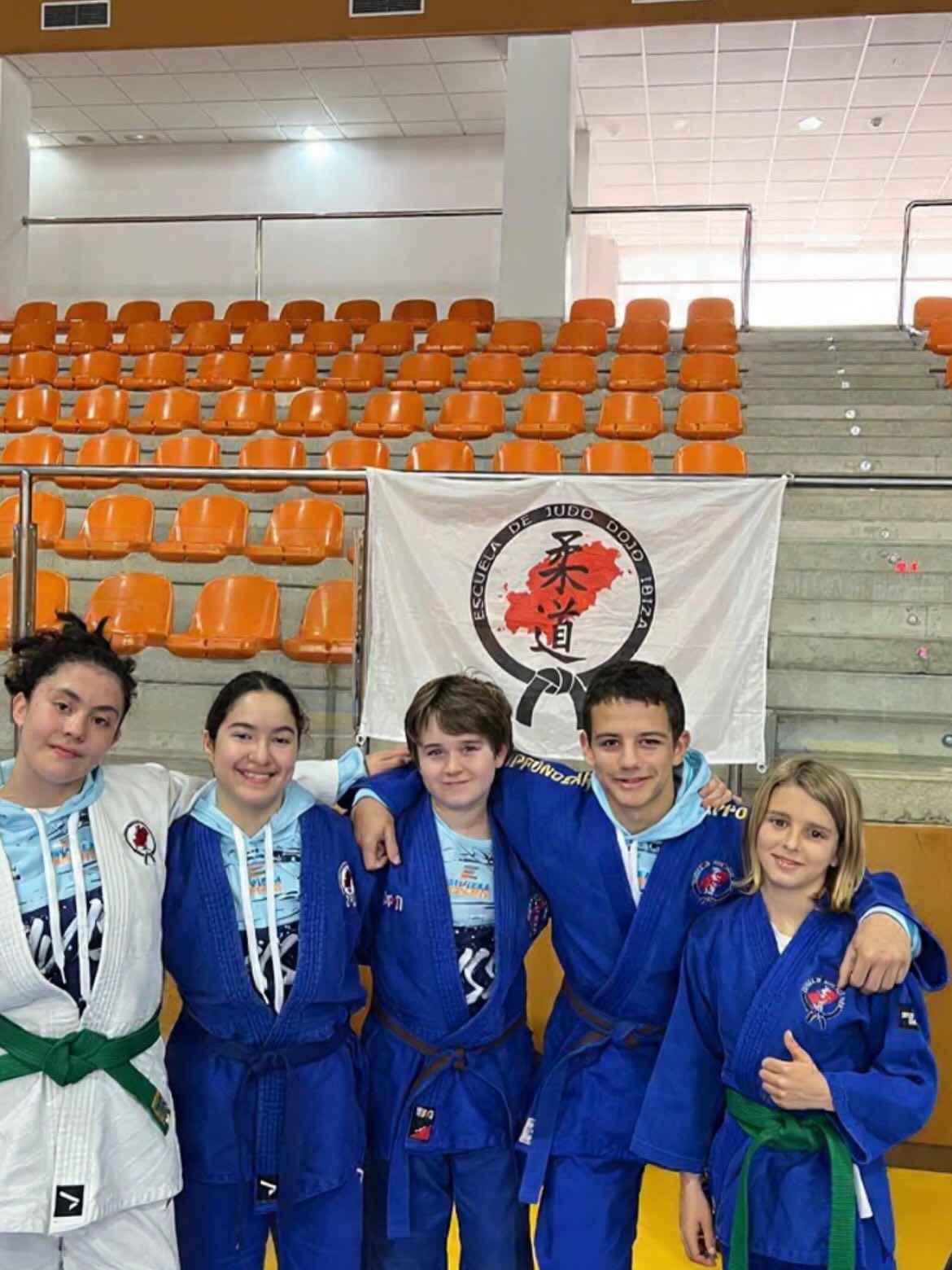 Cto Baleares escolar 2026. Esta temporada hemos fallado en las competiciones importantes, pero seguimos estando muy orgullosos de nuestr@s campeon@s. Han competido y han luchado genial! Como grandes judokas! Al final 3 🥈(Pep, Sara, Marc) y 2 🍫 (Diego y Leonora) se suman al 🥇 de Toni Fernández clasificado para el Cto de España
Aunque no sean los resultados esperados, no podemos estar más contentos de ser la familia que somos, gracias a los compañeros y Gokyo y Samyd por compartir estos momentos y a todas las familias y compañeros del club que se han desplazado a Fomentera para dar apoyo a nuestros competidores
Todo suma, seguimos aprendiendo. Lo importantes es ser mejor que ayer!