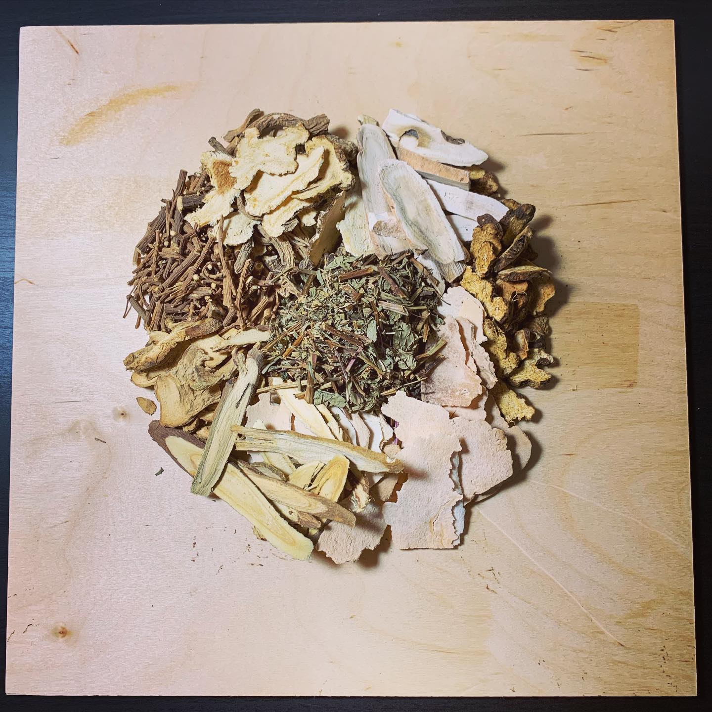“Xiao Yao San” to soothe the liver, relieve qi stagnation, tonify the spleen, and harmonize the stomach. #xiaoyaosan #traditionalchinesemedicine #herbalmedicine #herbology #acupuncture #alternativemedicine #orientalmedicine #herbs #소요산 #한의학 #한약 #한의사 #한의대생 #health #monday