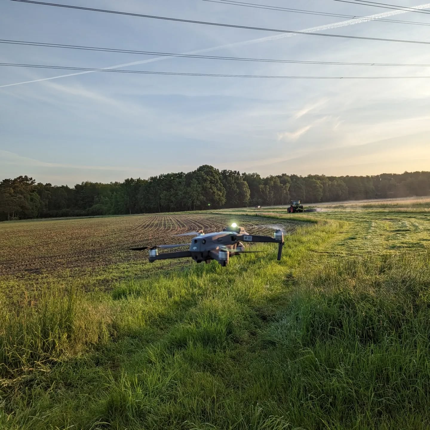 Die Saison 2023 ist jetzt auch in der Region Hannover angekommen. Nach langsamen Start Mitte Mai häufen sich seit ein paar Tagen wieder die Anfragen. Rund 20 mal rückten unsere Teams bereits aus und knapp 40 Kitze konnten wir bereits sichern.
Insgesamt zeichnet sich in der Region Hannover mittlerweile eine sehr gute Abdeckung der Anfragen durch verfügbare Drohnen Teams ab. Neben unserem unabhängigen Verein haben auch viele Jägerschaften und Hegeringe bereits in ein oder mehrere Wärmebild-Drohnen investiert und nutzen so diese effektive und sichere Art der Rehkitzrettung. 💪
#rehkitzrettung
#regionhannover #hannover #landwirtschaft #jungtierrettung #drohnen #gegendenmaehtod