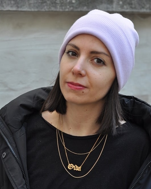 Nadine, Grafikerin und Illustratorin: Oida ist einfach geil. Es kann vieles heißen, aber immer verkörpert es ein Gefühl. Für Nadine das Go-To der Wiener Wörter für jede Gefühlslage. So typisch Wienerisch kann sie mit einem kurz eingeworfenen Oida sogar Ungeduld und Genervt-sein charmant zum Ausdruck bringen.
@an_nie_d
.
.
.
#wienergold #bussibaba #oida #talklikemundl #wien #vienna #wienerisch #wienliebe #wienerwortschatz #wienistanders #wortschätze