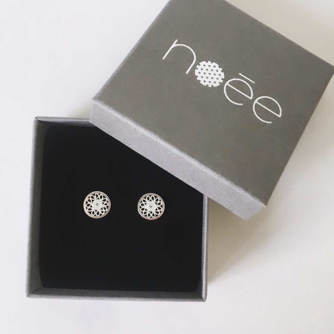 Vous les adorez !
Petits clous d’oreilles MINI LUNE fleur : un délicat motif floral réalisé en filigranes 🌸
Argent 925 éco
Dorage or jaune ou rhodiage possible sur demande
☝🏼En vente directe à l’atelier ou via la boutique en ligne
#flowerlover #fleurs #filigreejewelry #printemps #noeebijoux