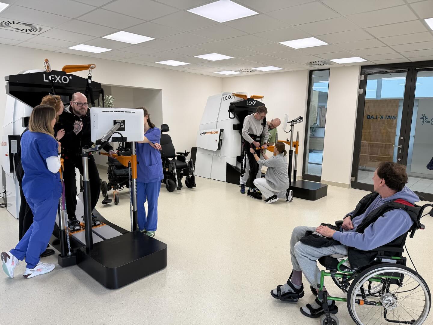 Next level!
Gestern waren wir mit unseren Bewohner:innen zu Besuch im Neurologischen Therapie Zentrum (NTZ) St. Georg, direkt in der Nachbarschaft! Ein Nachmittag voller neuer Eindrücke, Austausch und Möglichkeiten. ✨
Gemeinsam mit den Therapeut:innen und dem Leiter des NTZ, Matthias Diener konnten wir verschiedene Therapie- und Trainingsbereiche kennenlernen und ausprobieren, vom Gangtraining im WalkLab über Arm- und Handtherapie im ArmLab bis hin zu funktionellem Training und kognitiven Übungen.
Dabei kamen moderne Technologien und Systeme von u. a. EGZOTech, Tyromotion, Life Science Robotics, Technogym, Dessintey, Cognishine und CUREOSITY zum Einsatz.
Besonders schön war zu sehen, mit wie viel Neugier, Motivation und Offenheit unsere Bewohner:innen die Angebote angenommen haben. 🙌
Uns verbindet ein gemeinsames Ziel:
eine bessere poststationäre Versorgung für Schlaganfallpatient:innen, mit mehr Autonomie, Perspektive und Teilhabe am Leben.
Vielen Dank an das Team vom NTZ für den inspirierenden Austausch, wir freuen uns auf die weitere Zusammenarbeit! 🤝
#hausfürmorgen