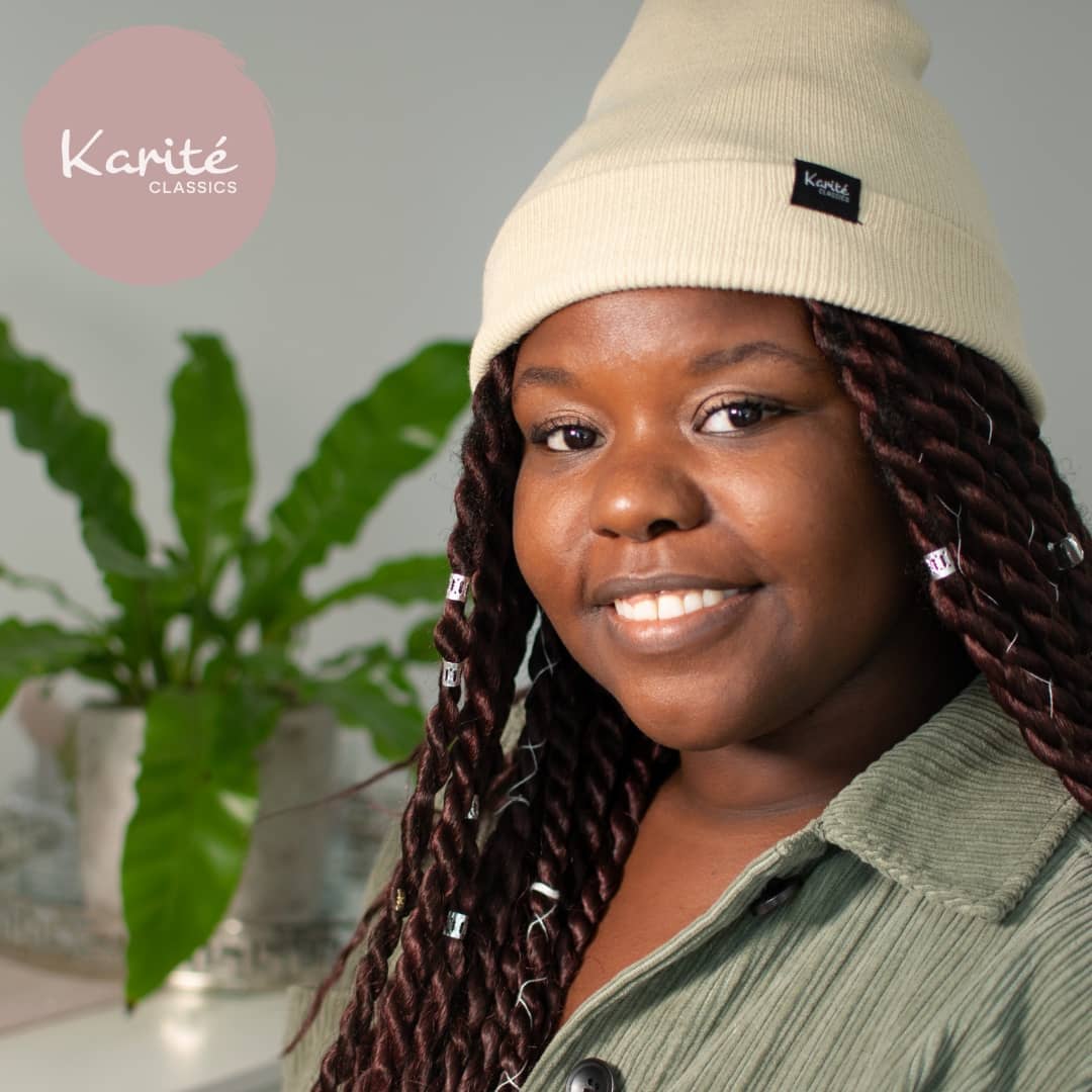 ⭐SNEAK PEAK⭐ Wintermützen mit Seidenfutter für lockiges Haar!👉🏽 Bald erhältlich im Karité Classics Online Shop🔥😍
Bald ist es soweit: Wir lauchen unseren Online Shop! Als Herbst/Winter Highlight darfst du dich auf unsere ⭐Satin Lined Beanies⭐ (Wintermützen mit Seidenfutter) freuen!
Die Mütze sorgt dafür, dass deine Locken und Protective Styles auch in der kalten Jahreszeit toll aussehen - ohne, dass du dafür kalte Ohren in Kauf nehmen musst! ❄👂🏽
👉🏽 Das Seidenfutter verhindert Reibung zwischen deinen Haaren und dem Polyester und schützt deine Locken so vor Spliss und Frizz🙌🏽😍
Stay Curly, Stay Proud!
#satinbeanie #satin #beanie #curlyhairproducts #curlyhairhacks #lifechanging