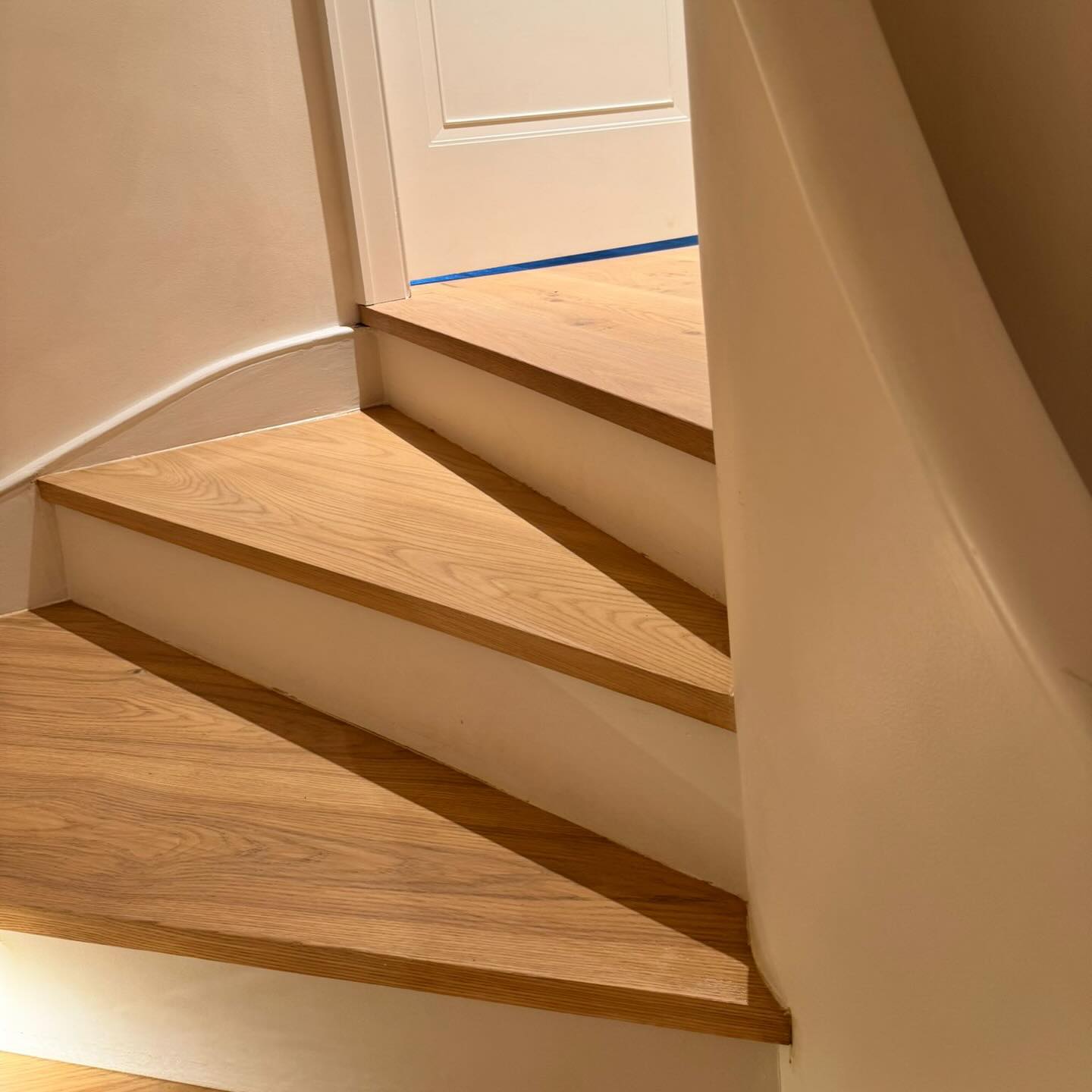 Stepping into the weekend after wrapping up this staircase 🤩
Colour-matched stair treads to blend perfectly with the existing flooring.
Small details make a big difference - now a seamless finish from floor to stairs.
#StaircaseDesign #LuxuryInteriors #HomeRenovation #JoineryWork #Woodenstairs