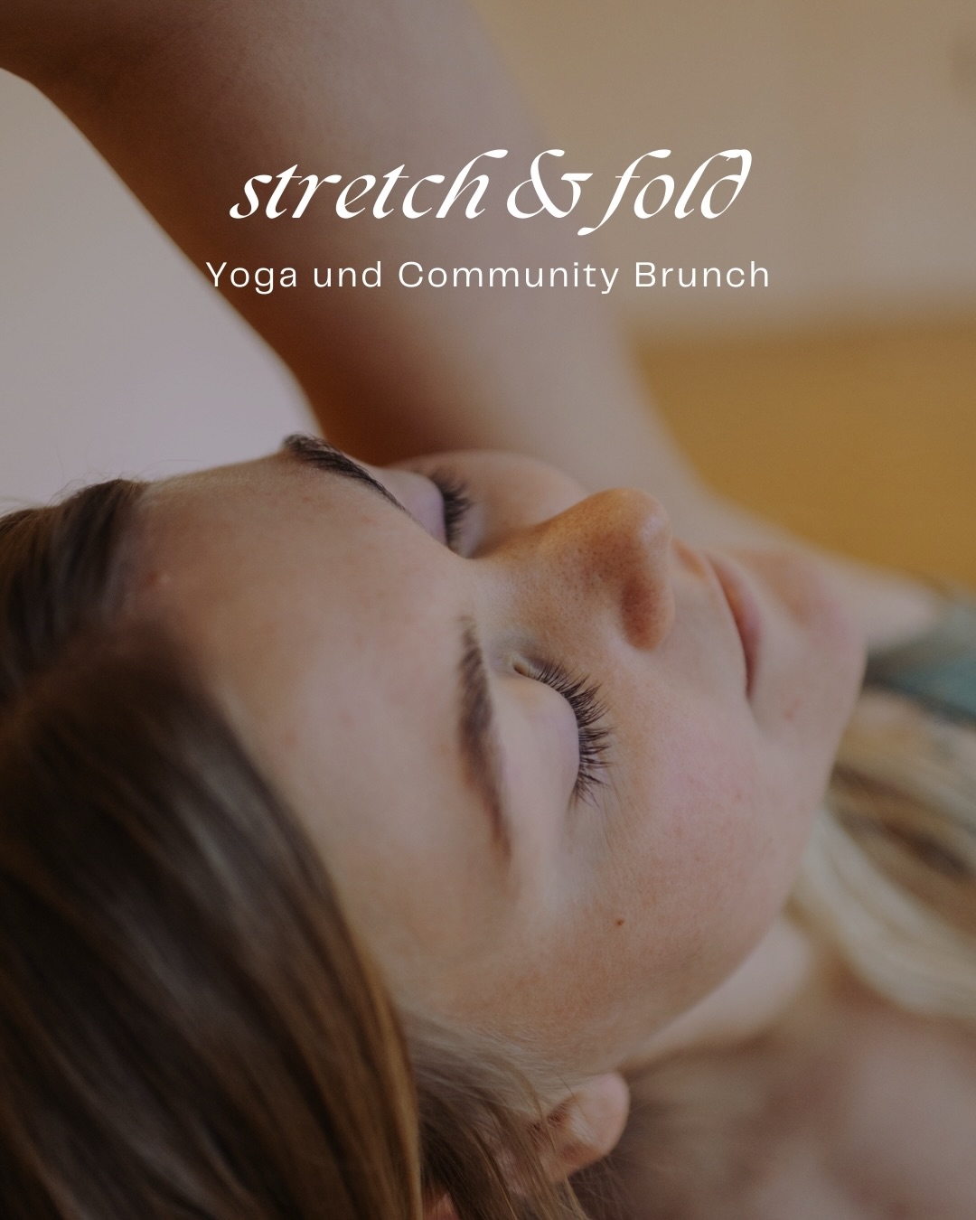 Stretch & Fold - Community Event mit Lara & Tim!🥖🤸🏼
Bei der Herstellung von Brotteig gibt es eine besondere Technik, die dem Brot Leichtigkeit und gleichzeitig Stabilität verleiht: Stretch & Fold.
Genau diese Qualitäten werden in dieser besonderen Yogapraxis eingeladen. Du bewegst dich durch einen Flow, in dem du Weite, Weichheit und Formlosigkeit genauso erlebst, wie klare Struktur und innere Stärke. In Vor- und Rückbeugen spürst du den Halt, der in dir wohnt, und öffnest deinen Körper in alle Richtungen, um neue Räume in dir zu entdecken.
Im Anschluss erwartet dich eine nährende Brotzeit mit hausgemachtem Sauerteigbrot, langer Teigführung und ganz viel Liebe zum Produkt.
Let’s move together and nourish ourselves!✨
Yoga Flow | Community | Sauerteigbrot | Veggie & Vegan | Tee & Filterkaffee
Sonntag, 29.03.2026
12:00 – 14:00 Uhr
Studio Mosel
Anmeldung via Eversports!
#yogaintrier #maniyogatrier #yogaundbrunch #yogacommunity