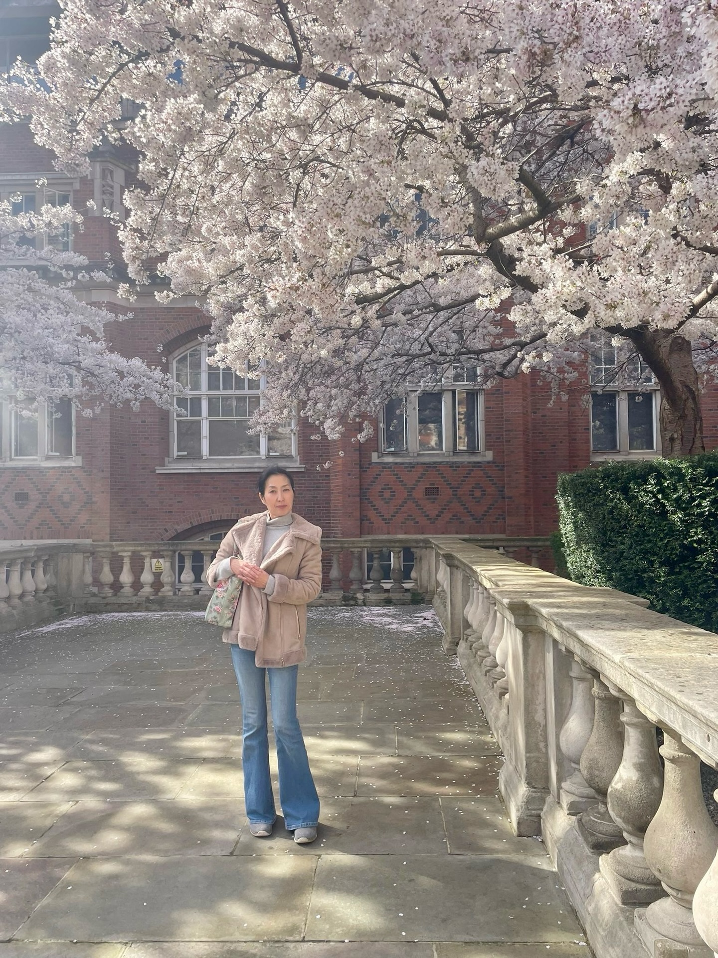 Hello everyone ☺️
I don’t often visit London, but yesterday I needed to renew my passport, so I went to the Japanese Embassy. Afterwards, I stopped by the Royal Albert Hall to see the cherry blossoms 🌸
Of all the varieties, this one is my favourite. I didn’t expect to see such beautiful sakura here in the UK—it truly feels like spring in Japan.✨🌸✨
This year, several of my clients have chosen cherry blossom sugar flowers, and I’m so excited to create them.
Your trust means the world to me.
Thank you always for your support💓
I’ve now replied to all enquiries from yesterday, so please do check your inbox or messages 😉
Have a lovely day!
Yuko🌸
.
.
.
#weddingcakedesigner #thecherishedcake #yukocakes #royalalberthall #cherryblossom