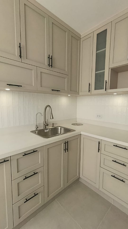 ¿Sabías que en casi 8 años hemos diseñado más de 100 cocinas?
Cada una empieza de forma distinta: con una idea, una inspiración o una conversación con nuestros clientes.
Pero todas comparten algo en común: un proceso de diseño pensado para la vida real.
Desde la elección de colores y materiales hasta cada decisión del proyecto, vamos co-creando espacios que no solo funcionan bien, sino que también acompañan los momentos del día a día.
Hoy te mostramos el antes, durante y después de la cocina de nuestro proyecto San Borja, parte de una remodelación integral de departamento.
Muy pronto les enseñaremos cómo quedaron los demás espacios!
Si tú también quieres una cocina pensada para tu familia y tu forma de vivir, escríbenos y conversemos. ✨