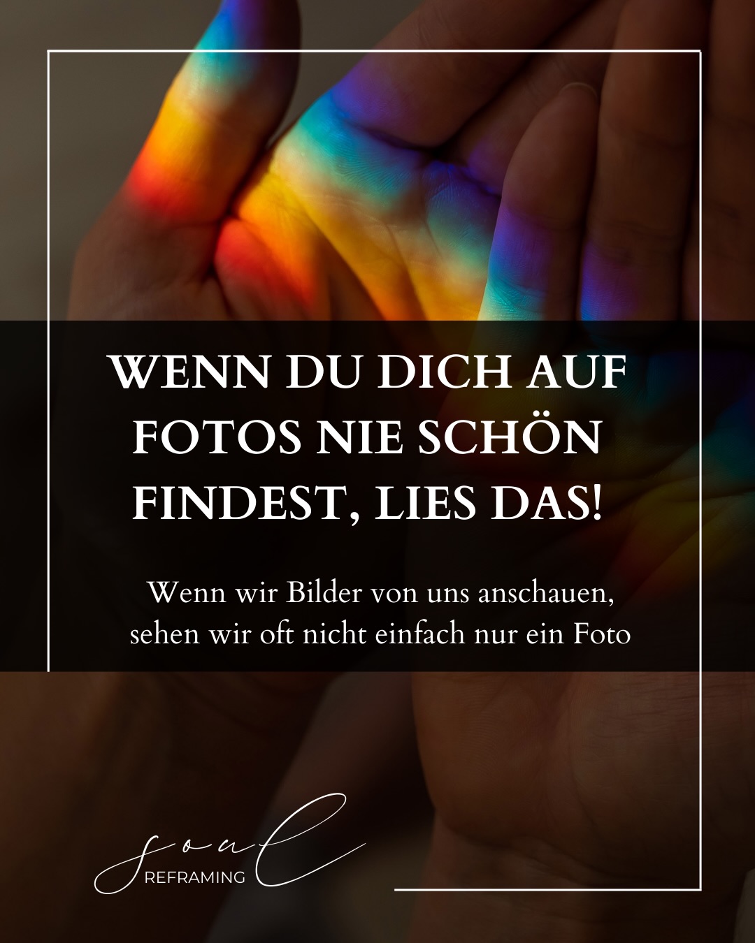 Wenn wir Bilder von uns anschauen,
sehen wir oft nicht einfach nur ein Foto.
Wir sehen all die alten Gedanken gleich mit:
nicht schön genug,
nicht schlank genug,
nicht locker genug,
nicht richtig genug.
Und irgendwann wirkt es,
als wäre das Foto der Beweis.
Dabei ist es oft etwas anderes,
das so weh tut:
der Blick, mit dem wir uns selbst begegnen.
Ein Blick, der selten weich ist.
Selten geduldig.
Selten liebevoll.
Vielleicht musst du nicht lernen,
jedes Bild von dir wunderschön zu finden.
Vielleicht reicht es erstmal,
dich beim Anschauen nicht weiter zu verletzen.
Vielleicht beginnt Heilung nicht damit,
dass du plötzlich alles an dir magst.
Sondern damit,
dass du dich sichtbar sein lässt,
ohne dich sofort zu verurteilen.
Welcher Gedanke kommt dir beim Anschauen von Fotos von dir am häufigsten?
