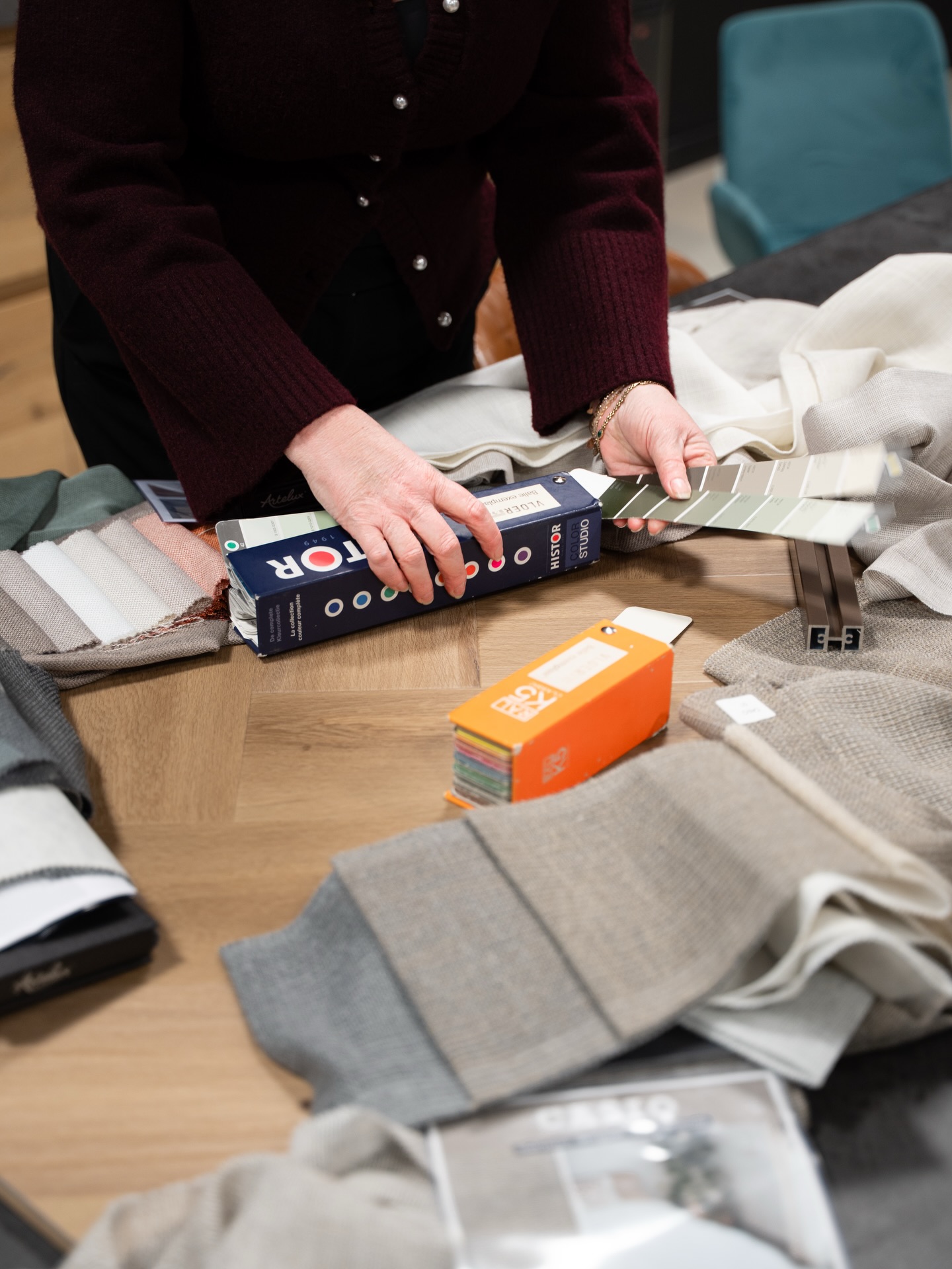 Bij ons in de showroom helpen we je graag bij het samenstellen van jouw perfecte interieur. Van vloeren en gordijnen tot raamdecoratie en maatwerkoplossingen: samen kijken we naar wat het beste past bij jouw stijl, woning en wensen. Kom langs, laat je inspireren en ontdek hoe we samen van jouw huis een echt thuis kunnen maken!