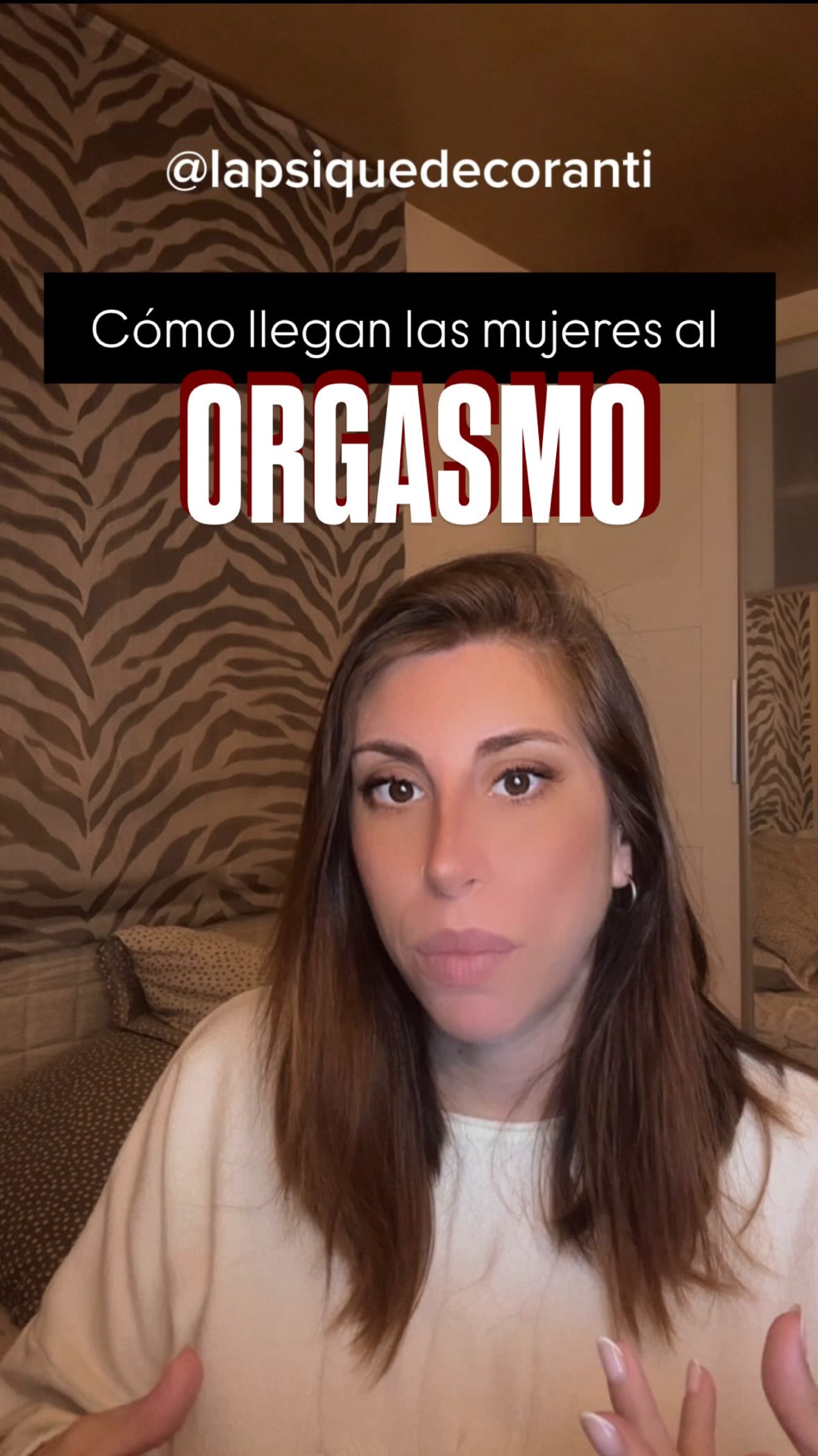 Durante mucho tiempo se ha repetido la idea de que el orgasmo femenino debería llegar principalmente con penetración.
Un estudio publicado en Journal of Sex & Marital Therapy encontró que solo alrededor del 18% de las mujeres alcanzan el orgasmo únicamente con penetración. La gran mayoría necesita estimulación del clítoris para llegar al orgasmo.
Y esto tiene mucho sentido si entendemos la anatomía.
El clítoris no es un pequeño punto externo: es un órgano complejo, con miles de terminaciones nerviosas, cuya función principal está relacionada con el placer. Ignorarlo en la sexualidad es como intentar encender una lámpara… sin tocar el interruptor.
Cuando entendemos esto, muchas ideas sobre “cómo debería funcionar el sexo” empiezan a caer por su propio peso.
Y muchas mujeres descubren que el problema no era su cuerpo.
Era simplemente la información que habían recibido sobre él.
📚 Herbenick et al. (2017). Journal of Sex & Marital Therapy.
