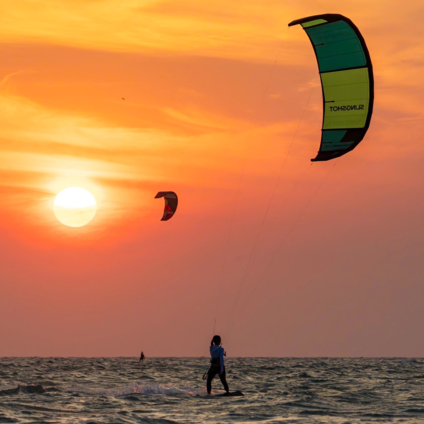 Jest dopiero październik a w supermarketach już rozpoczął się sezon świąteczny - jeszcze tylko chwila zanim w radiu usłyszymy Mariah Carey!
W Moonshine Kite School planujemy nasz kalendarz z większym wyprzedzeniem niż Lidl czy Biedronka. Już dzisiaj możecie zaśpiewać bliskim pytającym o idealny świąteczny prezent “All I Want For Christmas is Yu…catan in February!”
Na początku przyszłego roku wybieramy się do słonecznego miasta Progresso na Jukatanie w Meksyku - nad swoim kite’owym progressem będziecie mogli pracować w następujących datach:
I turnus: 14.02-28.02
II turnus: 28.02-14.03
III turnus: 14.03-28.03
Poza nieocenioną pomocą naszych instruktorów 👨🏫, niezapomnianymi kite’owymi przeżyciami 🪁 i fantastycznym towarzystwem 🧑🤝🧑 będziecie mogli liznąć trochę meksykańskiej kuchni 🌮 a także zobaczyć spektakularne jaskinie do nurkowania🥽 oraz zwiedzić ruiny Majów! 🏛️
Cena first minute obejmuje: nocleg (2 tygodnie), transport na miejscu, transfery z i na lotnisko, ubezpieczenie.
Za ten wyjazd życia zapłacicie tylko 1450 euro.
Wraz z całą ekipą Moonshine Kite School życzymy Wam udanych świąt… a zaraz potem widzimy się na Jukatanie! Viva México! 🏜️