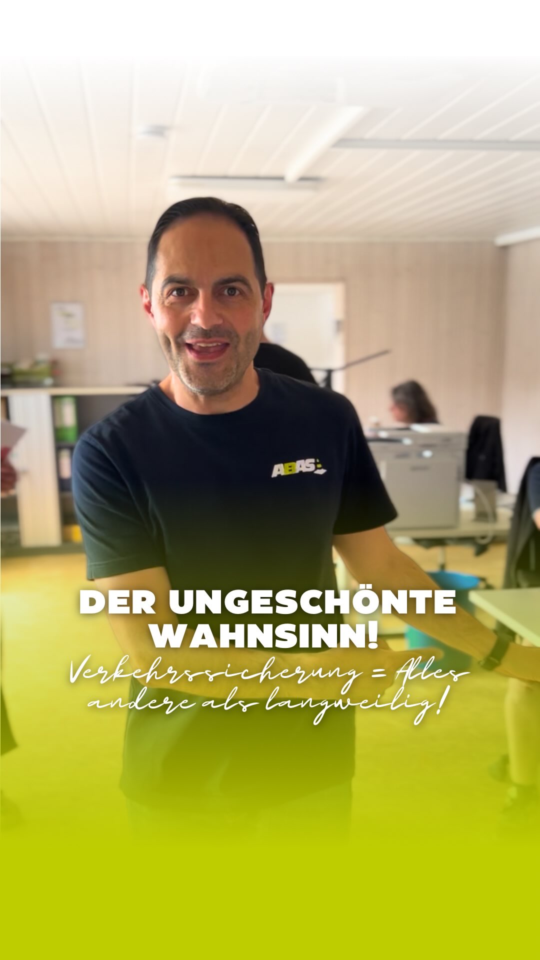 Absperrgitter aufstellen und ernst gucken? Von wegen!
Wir ziehen den Vorhang hoch: Erlebe den Alltag bei uns – wo der Kaffee stark ist, die Sprüche flach sind und das Team hält wie Warnleitschwellen am Asphalt.
Bei uns gibt’s Realität statt Hochglanz-Filter. In unseren Storys nehmen wir dich jeden Tag mit: Büro-Vibes, Werkstatt-Action und Baustellen-Trubel. Folge uns für den ungeschönten Wahnsinn! 🙌
Bock auf den besten Feierabend der Branche?
Wir suchen Verstärkung: Du bist Elektriker/Ampeltechniker (m/w/d) oder Monteur für Verkehrstechnik (m/w/d)?
Dann bist du bei uns genau richtig!
👉 Link in der Bio oder direkt auf: abas-verkehr.de/stellenangebote
Komm ins Team – wir beißen nicht (außer die Leberkässemmeln sind alle). 😉
