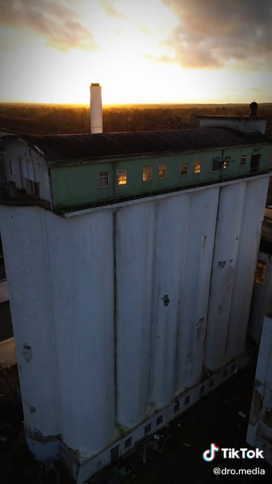Shredded Wheat Exhibition this Saturday from 10am -4pm in the main atrium of the @howardcentre
Join @togetherforwgc for a look back at the history of the iconic Shredded Wheat Factory in #WelwynGardenCity town.
Share your stories in the comments section below 😃
🎥 By the very talented Rob of Dro.media.
#Drone #ShreddedWheat #TownCentre #History