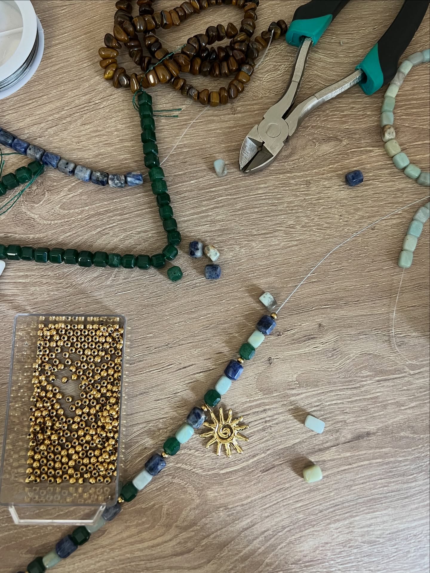 Ça fait maintenant des semaines qu’on travaille sur la prochaine collection… et j’avais envie de vous montrer un petit aperçu des coulisses ✨
Nouvelles pierres, nouveaux soleils, tests d’associations… les premières idées prennent forme et j’ai déjà trop hâte de vous montrer !
Ces deux dernières semaines, c’était surtout :
✔️ choisir les pierres, chaînes et pendentifs
✔️ remplir l’inventaire
✔️ poser les bases du calendrier de contenu
✔️ imaginer l’univers du shooting
✔️ organiser le shoot
Encore pas mal de choses à faire… mais on avance bien !🌞