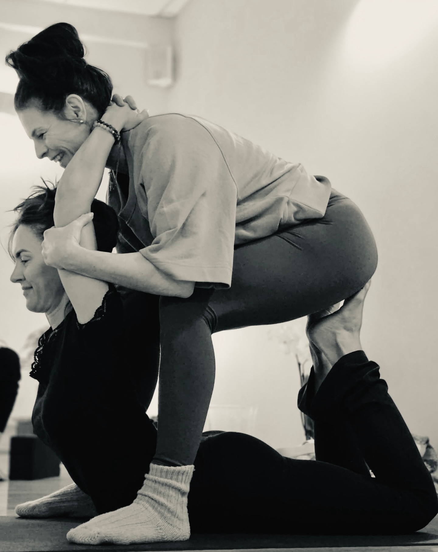 På søndagens samling på Vinyasa TT 45t med Pia Maria Kozlowski var temaet bakoverbøyer/ekstensjon av ryggsøylen og hjerte chakra❤️
Vi gikk nøye gjennom hvordan man sekvenserer for å trene opp musklene gradvis- for å kunne komme dypere inn i bakoverbøyde stillinger. Det ble lagt vekt på skadeforebygging og på hvordan man kan unngå å overbelaste korsryggen i dype stillinger ved å løfte med kraft, mer enn det å bøye seg inn i fleksibilitet. Vi fikk gode tips og trening i hvordan distribuere kraften slik at ekstensjonen skjer høyere opp i brystryggen.
Fundamentet vårt er av stor betydning for åpne opp i brystet. Å bruke bena, rotlås og dyp magemuskulatur er viktig for å distribuere kraft og gjøre kroppen stødig. Brystet kan holde på lagrede emosjoner fra sorg og tap, så det er viktig å ta seg god tid gjennom prosessen.
Når vi beveger oss med tilstedeværelse og ydmykhet, kan gamle programmeringer frigjøres. Vi får energi og positive følelser som glede og kjærlighet.
Under praksisen fikk vi tatt i bruk alt det vi hadde lært om de forskjellige muskelgrupper fra foregående kursdager. Det ble en lang og god session hvor vi fikk bevegd ryggsøylen i alle retninger, og sekvensert gradvis mot dype bakoverbøyer som Full Due, Kamelen og Hjulet.
Det å komme inn i øvelsene- med full jording og kraft- til det å kunne distribuere kraften oppover med full tilstedeværelse i pusten var fantastisk kraftfullt. samtidig gav det følelse av mer plass- en slags ekspansjon i brystet. Forløsende!🤗
En dag dedikert til å løfte fokuset, energi og å skape mer plass i øvre brystrygg og hjertet🩷
Vi øvde på justere hverandre, for å hjelpe kroppen i riktig retning og oppnå en dypere og mer romslig følelse i bakoverbøy.
Til høsten starter TT-75 i Vinyasa om den indre sekvenseringen. EB- pris 10 mai! Les mer her: www.osloyoga.no/vinyasa-75
Takk til @visuellyoga for flotte bilder!🙏🏻