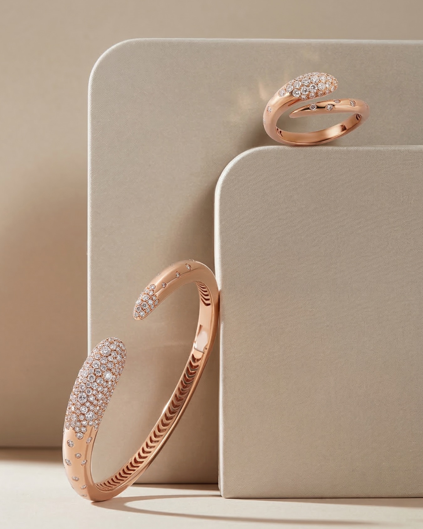 Why close the loop? Some stories are better left open-ended. An embrace that never quite touches, captured in rose gold.
#DilaSignature #SculpturalFineJewelry #FluidGeometry #RoseGoldAlchemy #ModernArtifacts