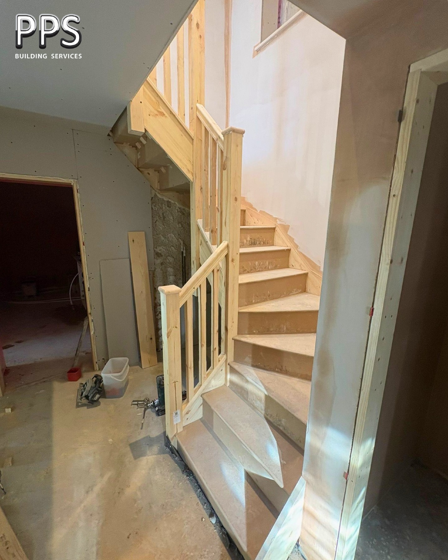 ▫PROGRESS▫
▪️Swipe to take a look at this update from our huge Lydney📍project 💪➡️
▫Upstairs has now been fully plastered and the woodwork completed, with the decorators beginning their work to bring the space together. Additionally, downstairs plastering is now underway, with the team continuing to make progress throughout the property. It's a great stage to be at as you can really see the project taking shape as the finishes start to go in 👌
▪️Contact us via DM or either ways below to see how we can get you started with a FREE quote ⤵!
📲 - 07881238319
📩 - info@ppsbuildingservices.co.uk
.
.
.
#property #renovation #renovate #builder #housedesign #openplankitchen #extensions #bristol #yate #patchway #constructioncompany #federationofmasterbuilders #dreamhome #conversions #buildersofinstagram #structuralsteelwork #fyp #buildingproject #refurbishments #buildersnearme #progressupdate #trades #tradesmen #hardhatheroes #homerestructure #newbuild #highqualitybuild