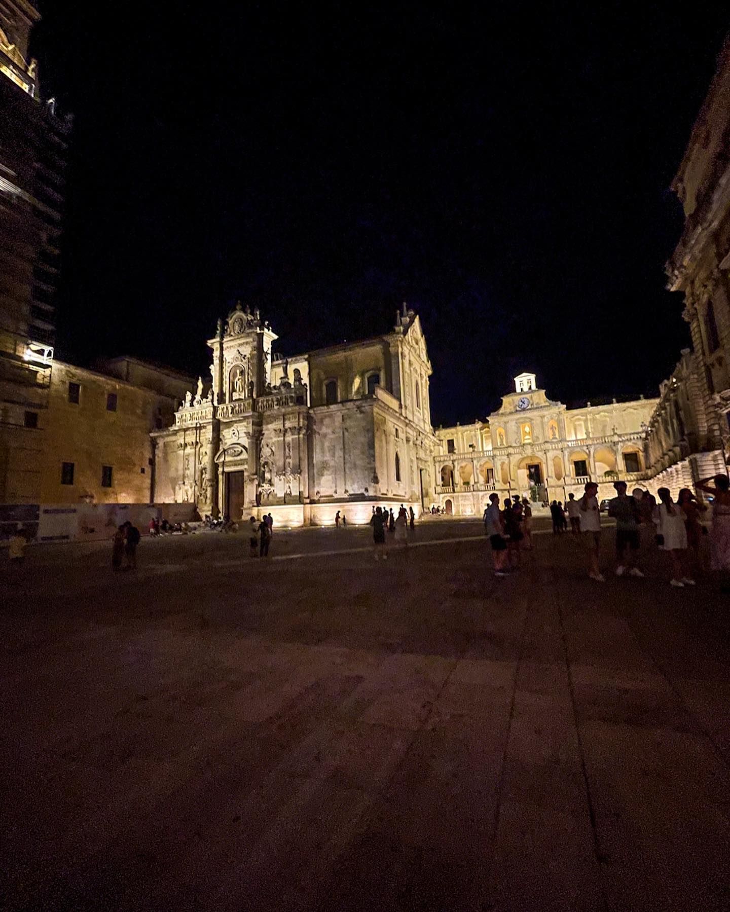 🍽 Ecco 5 golosità da gustare assolutamente a Lecce 🍽
🔷Il Rustico Leccese
Ottimo per un pranzo veloce, perfetto da portare in spiaggia, gustoso come merenda, adatto anche come colazione salata e sfizioso per un aperitivo: il rustico leccese è una vera bontà.
🔶 Le Pittule
Queste semplici frittelle composte da farina, acqua e lievito sono una di quelle ricette che si tramanda da generazione a generazione in tutto il Salento.
🔷 La Puccia
La puccia per un salentino è un po’ come la pizza per un napoletano. Un’istituzione. La puccia in sé è ottima da morire e croccante al punto giusto, mentre la farcitura è a discrezione.
🔶 La Piadina Salentina
La più richiesta ? Quella con cime di rape salentine, salsiccia essiccata sui monti del Matese, scamorza affumicata e avocado.
🔷 Il Pasticciotto
Questo dolce è il simbolo della pasticceria salentina e ti basterà darci un morso per capire il perché. Goditelo sorseggiando un ottimo caffè leccese per un’esperienza unica.
Ecco i posti che ho provato e dove puoi assolutamente assaggiare queste specialità.
Quindi penna o telefono alla mano e segnati questi indirizzi ✍🏻📱
👇🏻👇🏻
📌Caffè Alvino (Piazza Sant’Oronzo) @caffe_alvino
📌L’Angolo della Puccia
📌Antica Pucceria Giannone dal 1941 @pucceria1941_lecce
📌Piadina Salentina
📌Pasticceria Natale
📌L’Angolino di Via Matteotti @langolinodiviamatteotti
👉🏻 E voi avete provato qualcuno di questi cibi? Cosa vi è piaciuto di più?
#salento #salentofoodporn #foodporn #igersitalia #ig_puglia_ #lecce #italianfood #pugliafoodporn #ig_lecce #ig_italy