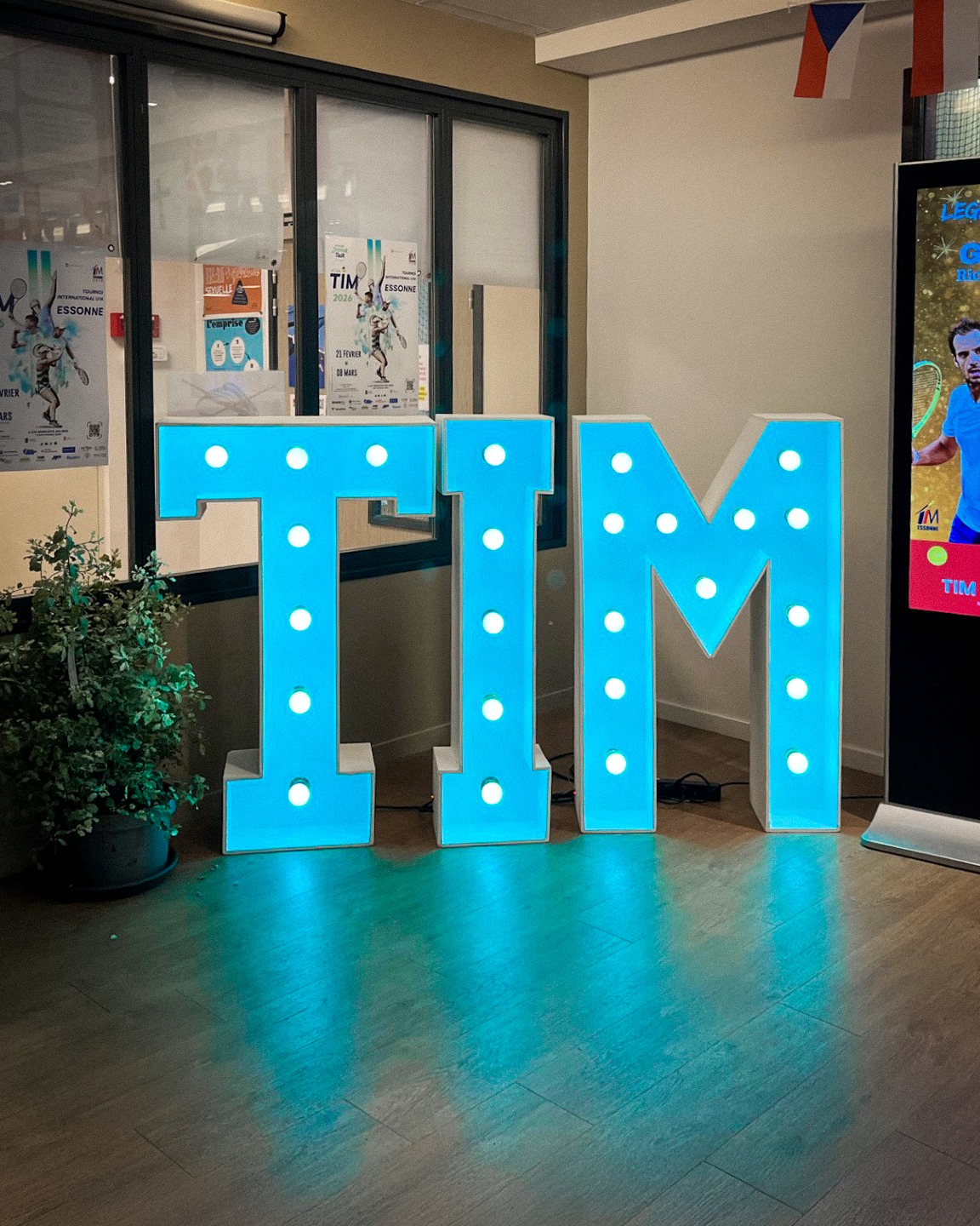 Le TIM Essonne 2026 avait son décor signature grâce à @led_it.be, qui nous a prêté ces superbes lettres lumineuses pendant toute la durée du tournoi. Merci à eux ! ✨🔥
