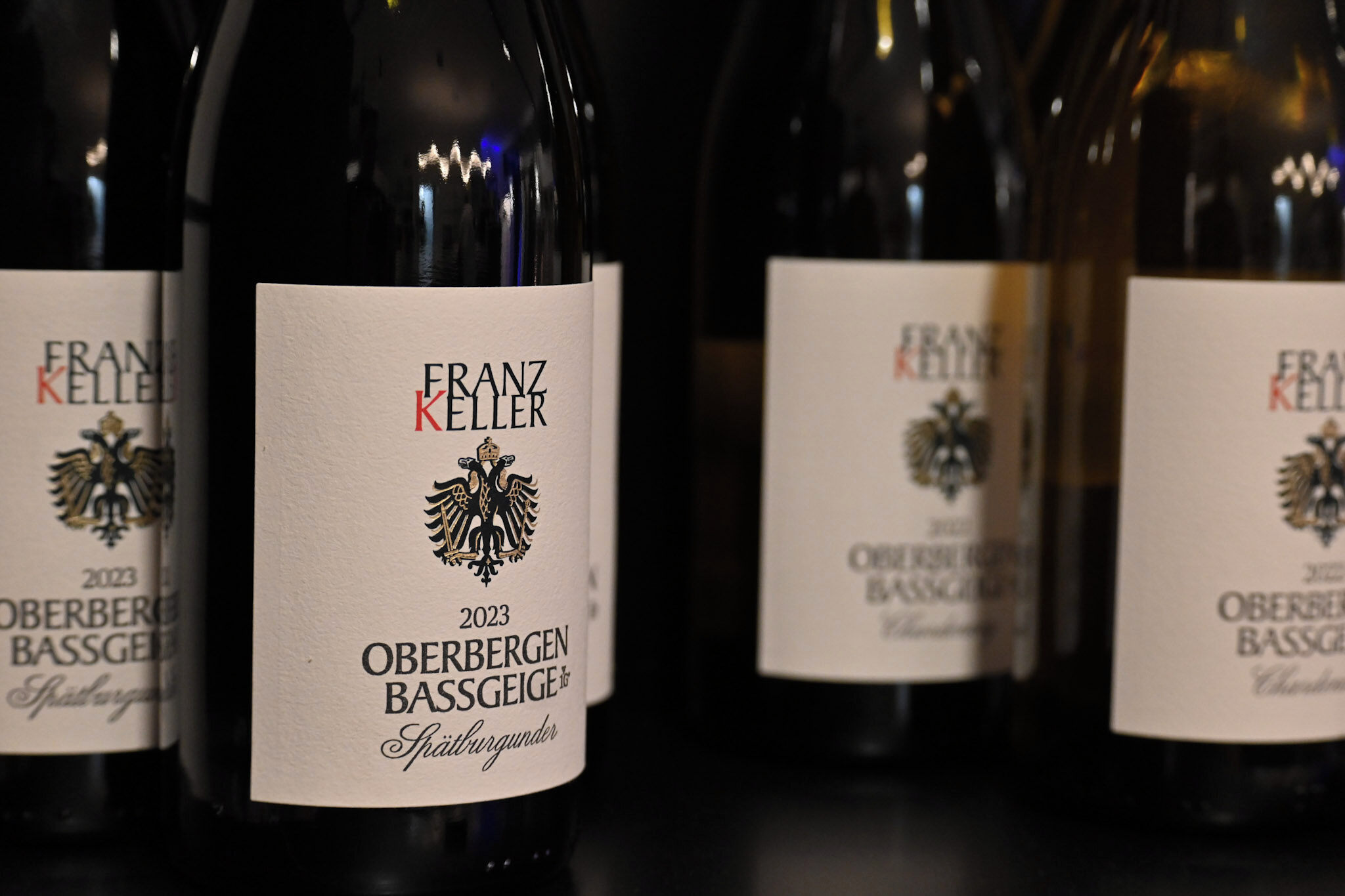 Unsere Weine gibts nicht nur zum fairen Preis im Restaurant, sondern auch zum Mitnahme-Preis für Zuhause 💙🐇