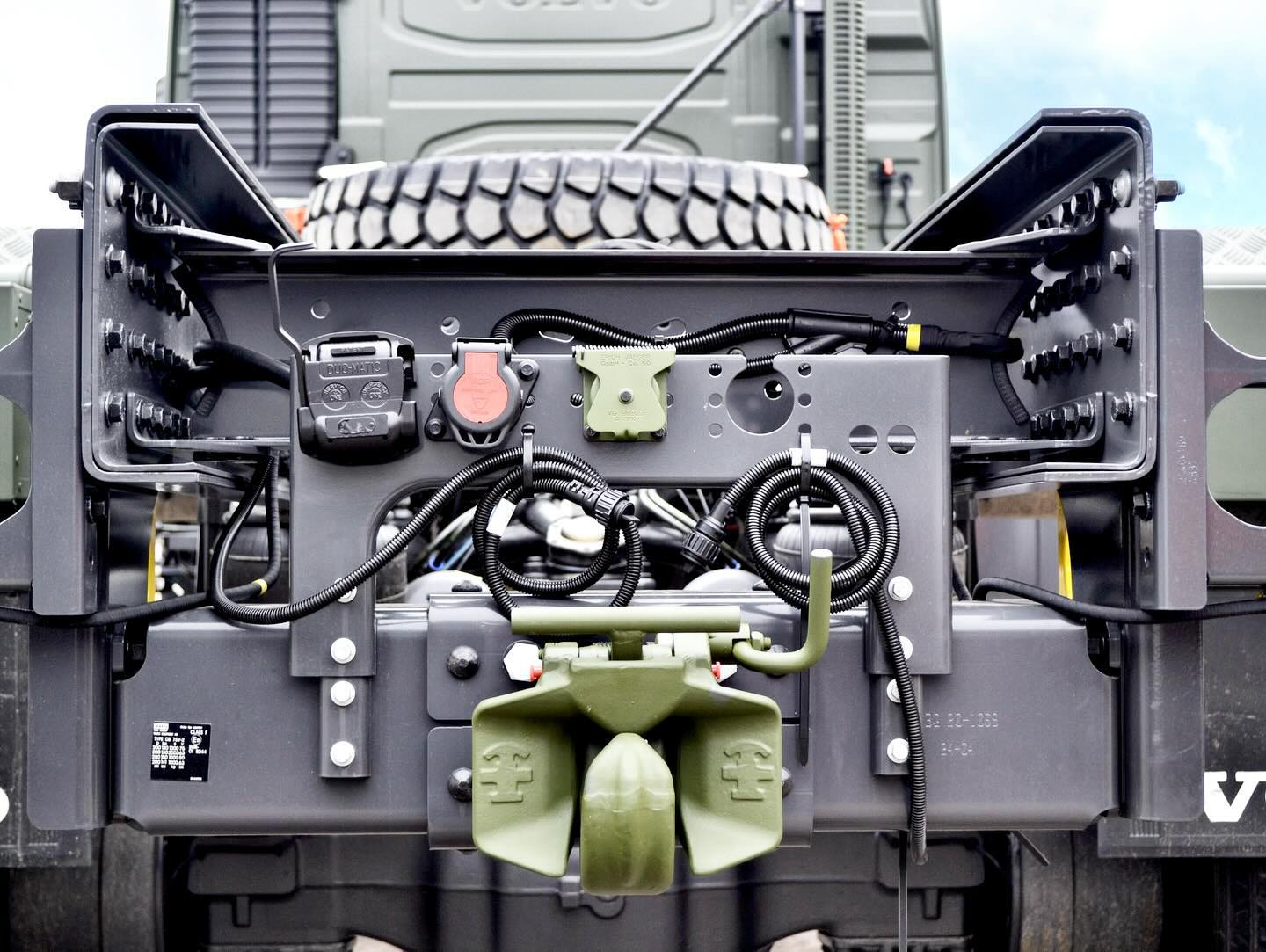 På Hovgårdens Ytskydd önskar vi er en fin fredag ☆
Ta en närmare titt på denna militärt gröna lastbil som vi nyligen lackat. Varje detalj är noggrant utförd för att skapa en perfekt finish - allt är designat med precision och omsorg.
Ha en underbar helg!ッ
#HovgårdensYtskydd #LastbilLackering #Entreprenadaskiner #Industriackering #SpotRepair #PlastReparationer #Lastbil #Fälgreparation