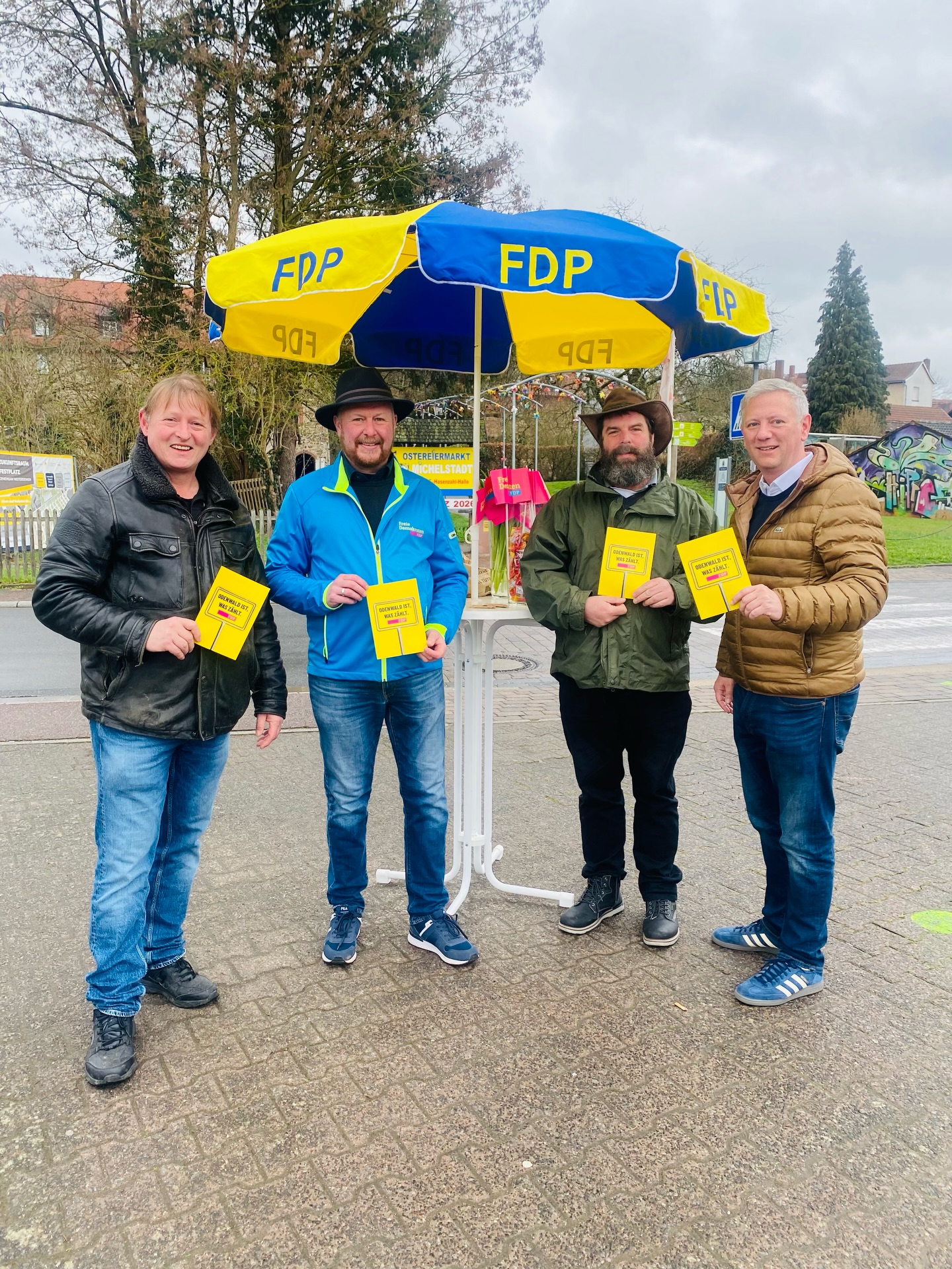 Heute unterwegs im Odenwaldkreis!
Mit unserem Wahlkampfstand zur Kommunalwahl waren wir heute wieder vor Ort und haben viele gute Gespräche mit Bürgerinnen und Bürgern geführt. Danke an alle, die vorbeigeschaut, Fragen gestellt oder einfach kurz mit uns geschnackt haben!
Wer Freiheit, Vernunft und starke Kommunen will: FDP wählen!