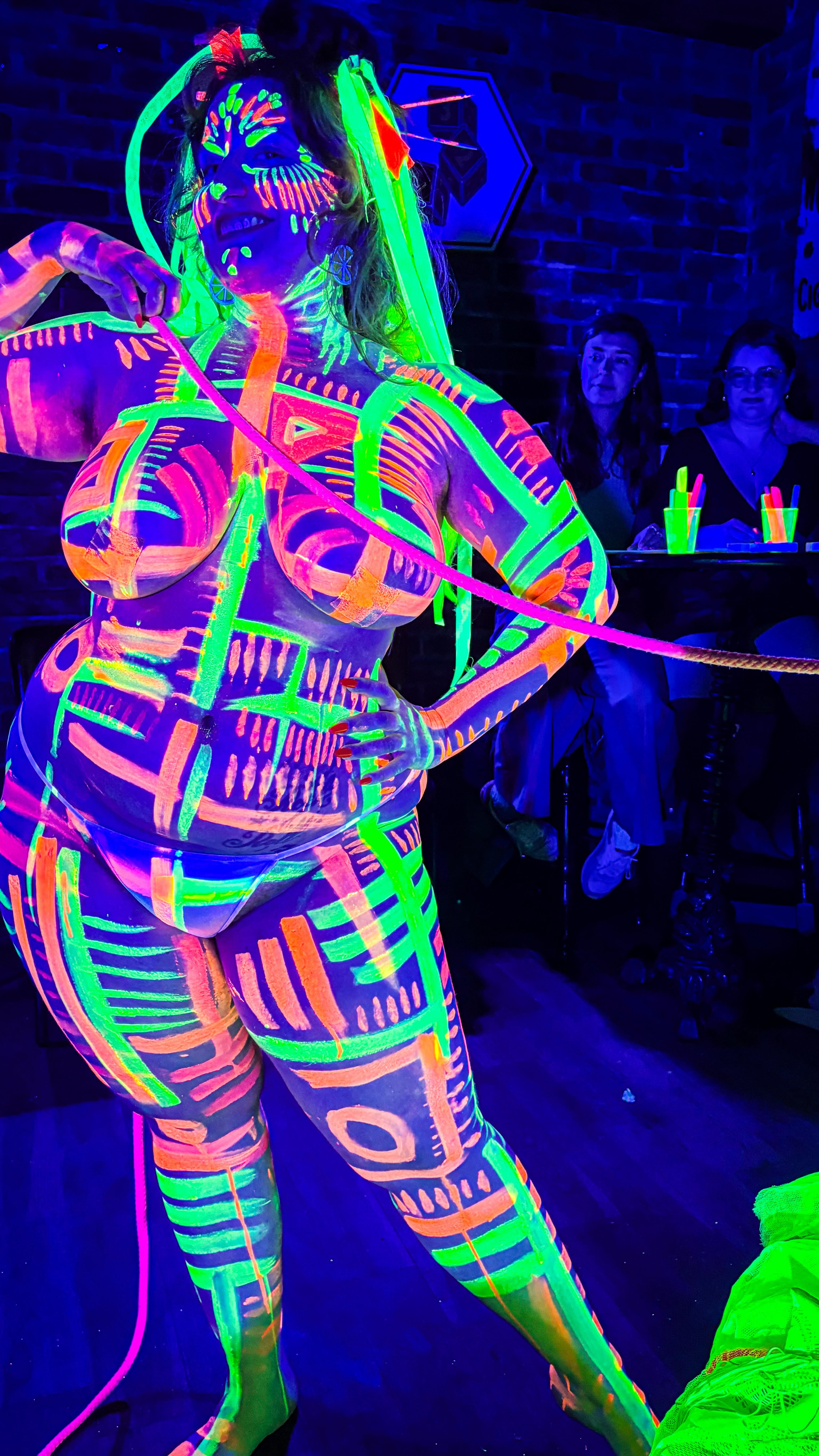 🍓🍍🍒Last Saturday we were back at The @oldqueenshead in Angel for another glowing Neon Naked life drawing session featuring the incredible @tangerine_tassels — what a queen.
Epic poses, neon body paint, and some seriously amazing artwork from the room. Always such a vibe ✨
We’re back again this week:
Thursday: Trinity Arms, Brixton (7–9pm)
Saturday: Toulouse Lautrec, Kennington (afternoon)
All art supplies provided and perfect for beginners. Come for a date night, with friends, or a solo creative adventure.
Return customers get £5 off – just ask us for the code.
Book now at www.neonnaked.com
#LondonEvents #LondonLifeDrawing #BrixtonEvents #KenningtonEvents #ThingsToDoLondon