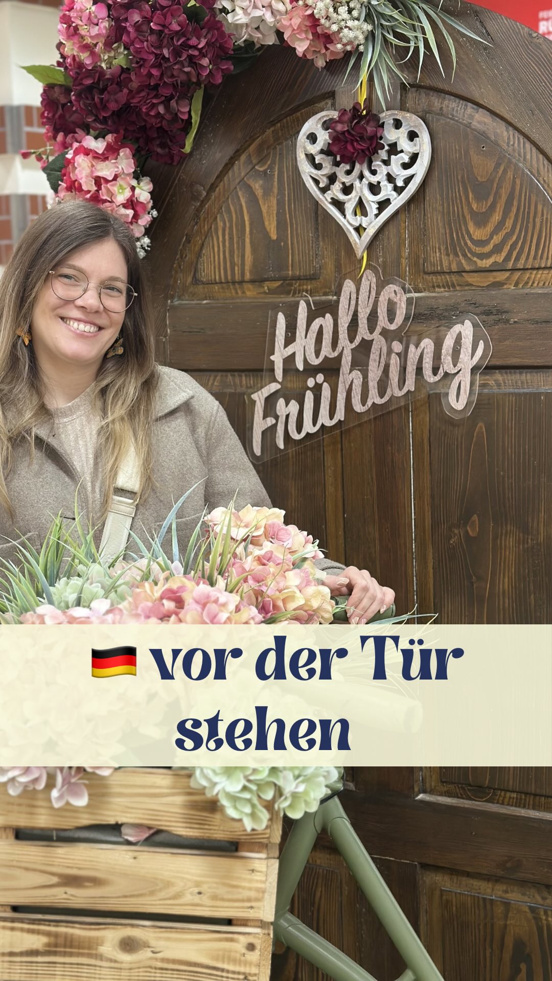 🇩🇪 Der Frühling steht vor der Tür! 🌸🚪
Diese Redewendung benutzen wir im Deutschen, wenn etwas bald beginnt oder bald passiert.
➡️ Der Frühling steht vor der Tür.
Das bedeutet also: Der Frühling kommt sehr bald!
Auf Englisch sagt man in diesem Kontext:
➡️ …. is just around the corner.
💬 Und jetzt bist du dran! Übe Deutsch mit mir und erzähle mir, was bei dir im Moment vor der Tür steht?
Schreib’s mir in die Kommentare! 👇😊
Liebe Grüße
Deine Deutschlehrerin
Verenita
🖤❤️💛
#deutschlernen #redewendungen #deutschb2 #deutschunterricht #learngerman