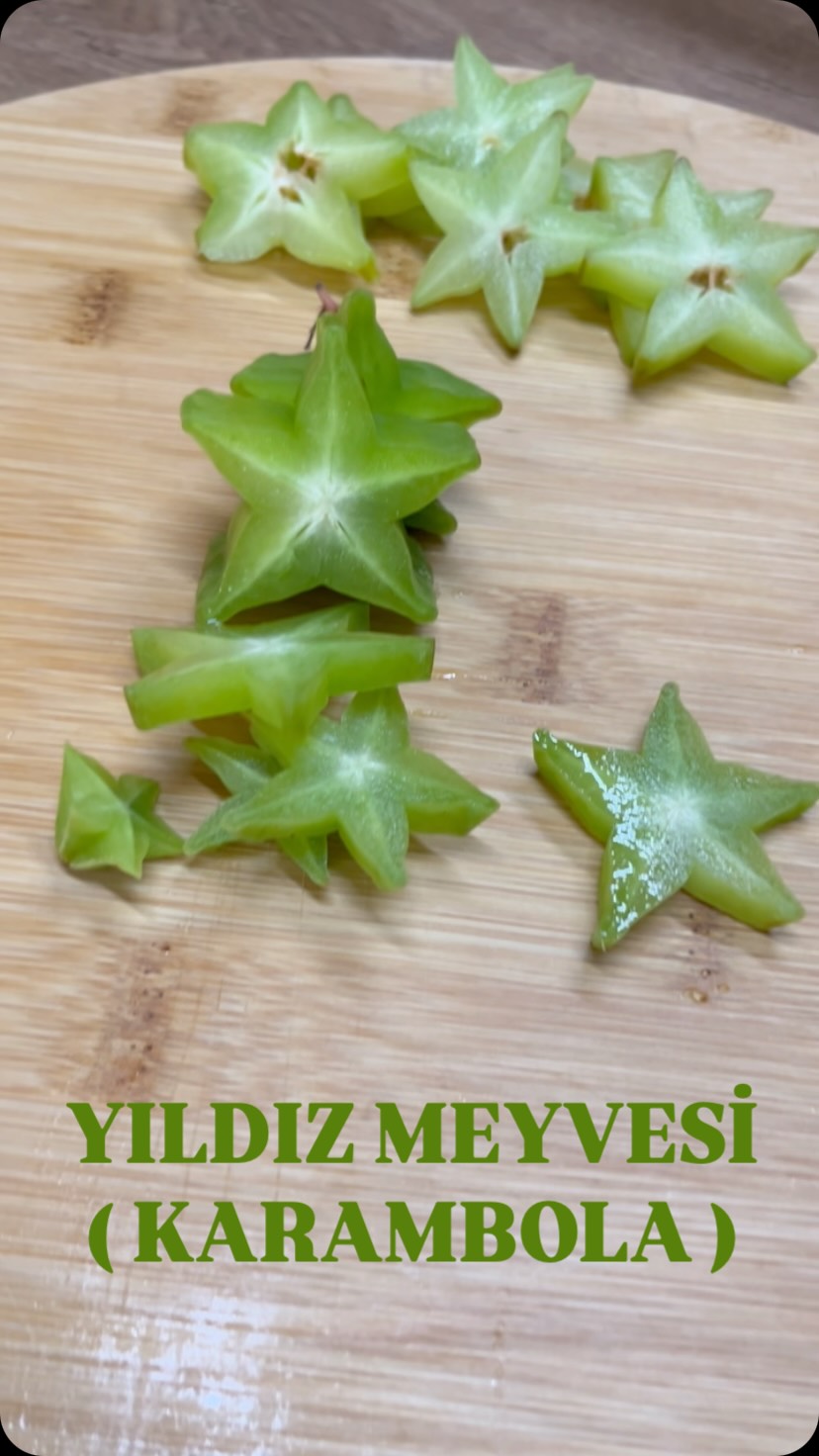 🌟 Doğanın en güzel şekillerinden biri…
Hem görseliyle hem lezzetiyle sofralara yıldız gibi düşen bir meyve!
Tropikal bir meyve olan Yıldız Meyvesi, kesildiğinde yıldız şeklini almasıyla dikkat çeker. Hem görüntüsü hem de ferahlatıcı tadıyla sofraların en farklı meyvelerinden biridir.
.
.
.
.
.
.
.
.
.
.
.
.
.
.
.
.
#yıldızmeyvesi #sağlıklıbeslenme #sağlıklıyaşam #organik #keşfetteyim