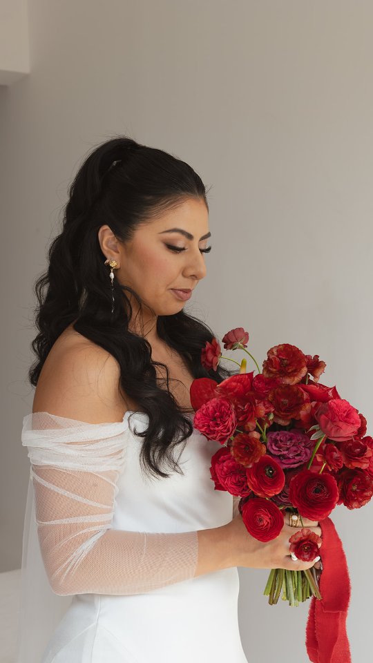 A beautiful wedding morning in Mexico City, getting ready with friends and a timeless natural glam bridal look.
Soft glam makeup and elegant hair designed to feel effortless and truly you.
Happy anniversary, Marie & Cris 🤍
Venue: Sobremesa, CDMX ✨
Planner: @monicaplanner
#mexicocitywedding #destinationweddingmexico #naturalglambride #bridalhairandmakeup #cdmxweddings