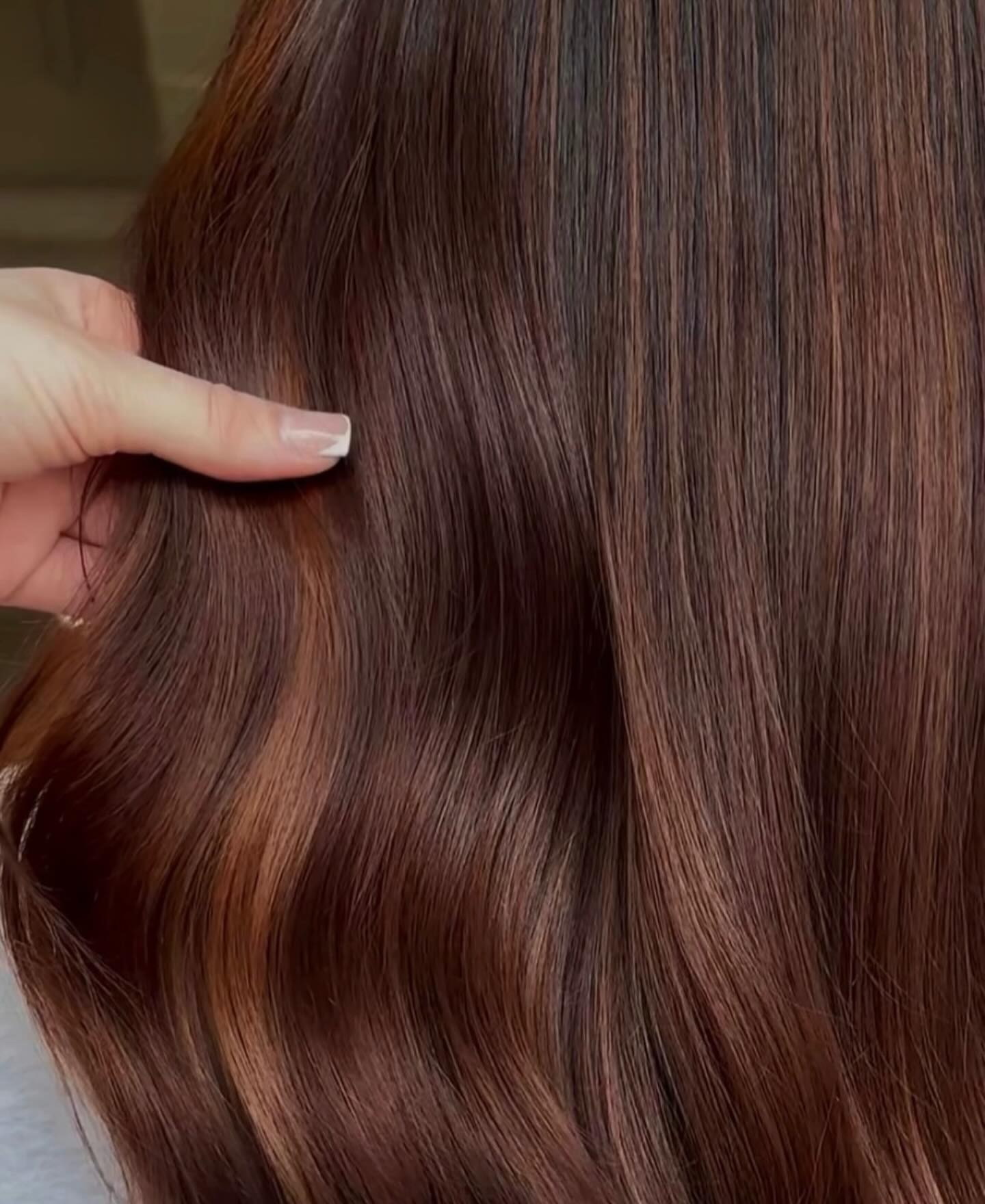 ❤️🔥 Dimensional Coppers ❤️🔥
Dimensional coppers are having a moment and the best ones aren’t loud, they’re lived-in, rich, and effortlessly wearable.
This look is all about soft dimension, warmth, and shine that enhances your natural base instead of overpowering it. Think glossy copper tones woven through the hair for movement, depth, and that “expensive brunette-meets-copper” glow.
Thinking about trying copper? Let’s create a custom dimensional tone that works with your skin tone and lifestyle.
📸 Created by hair artist Serayla
📲 Click that link in bio for reservations
#yqr #yqrhair #yqrhairstylist #yqrhairsalon