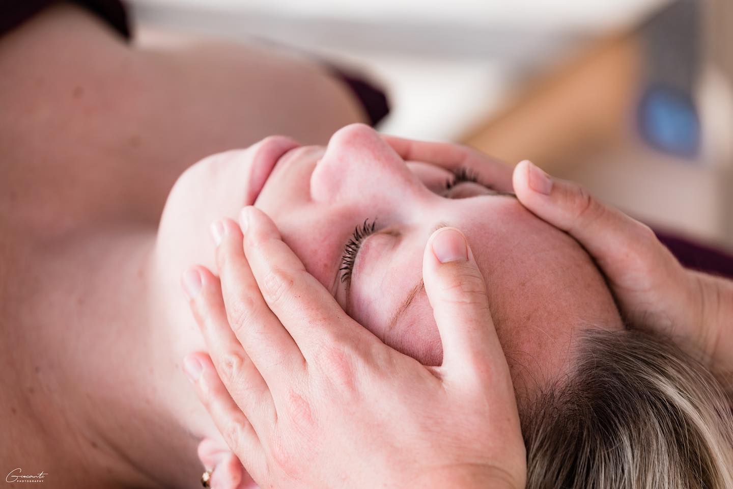 Grandes nouveautés 🙃⬇️
En massage du corps, il y a déjà beaucoup à faire pour travailler chaque muscles et avoir un résultat efficace.
Je prends donc rarement le temps de masser le visage, ainsi que le cuir chevelu.
C’est pourquoi j’ai voulu dédié un soin rien que pour ça🎉
À l’approche des 30 ans mon visage commence à se marquer , c’est le moment de prendre soin de lui avant qu’il soit trop tard 😬🫣
Je vous ai alors créer le soin que j’aimerais moi recevoir 💆♀️
Un soin du visage d’exception PERSONNALISÉ
Comprenant une GROSSE partie massage du visage cou , décolleté, nuque et cuir chevelu 💆♀️
car il faut d’abord détendre les muscles du cou et du décolleté… pour ensuite venir détendre ceux du visage ( plus de 50 muscles )
Ce soin va agir sur le système lymphatique , sanguins ainsi que sur les tensions musculaires sur toute cette zone.
Pour un visage détendu et une peau plus éclatante, repulper et lisser.
Moins de tension également au niveau du cou et de la nuque. ( ma spécialité )
Car notre tête je le rappelle pèse entre 5 et 7 kg et est souvent penché sur le téléphone et autres …
Le massage de la mâchoire aussi : la plupart du temps aujourd’hui, avec le stress, nous faisons du bruxisme : serrer les dents .
Je vais également venir détendre cette zone….
Enfin, je vous en dis pas plus …
Au plaisir de vous le faire découvrir 🙏
#massage #soinvisage #soinnaturels #soinbio #soin #cuirchevelu #masseuse #massagevisage #facialiste #femme #homme #personnalisé #surmesure #institutdebeauté #partage #passion #photography #instagram #prendresoindesoi #bienetre #mieuxetre