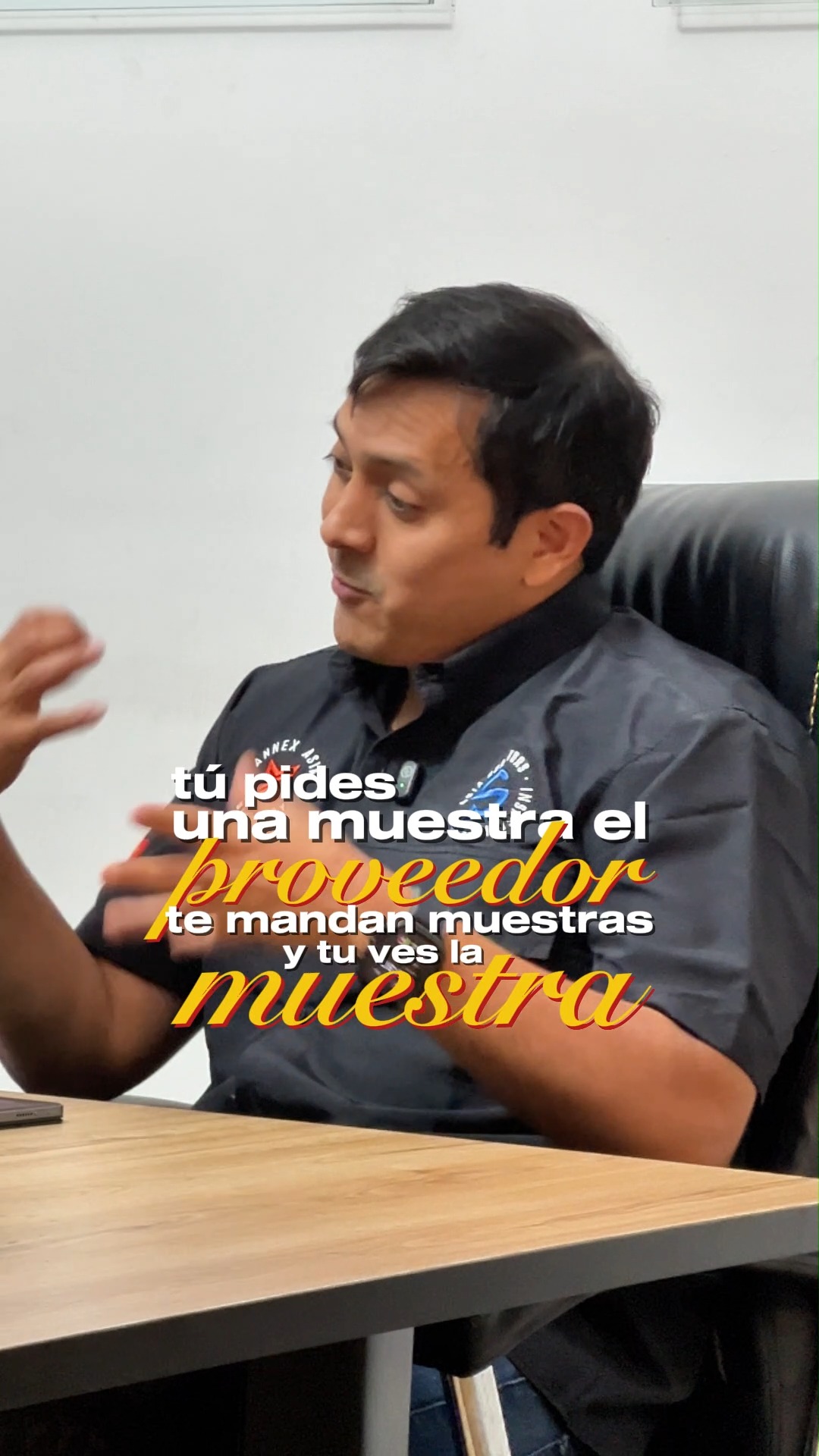 Uno de los errores más comunes al importar desde China es asumir que la muestra representa toda la producción.
La llamada “muestra dorada” es una práctica frecuente: el proveedor envía una muestra impecable para cerrar el negocio, pero al escalar la producción el estándar puede cambiar si no existen controles claros.
Ayudamos a las empresas a evitar este riesgo, validando proveedores, definiendo especificaciones técnicas y aplicando controles de calidad antes y durante la producción.
Escríbenos
