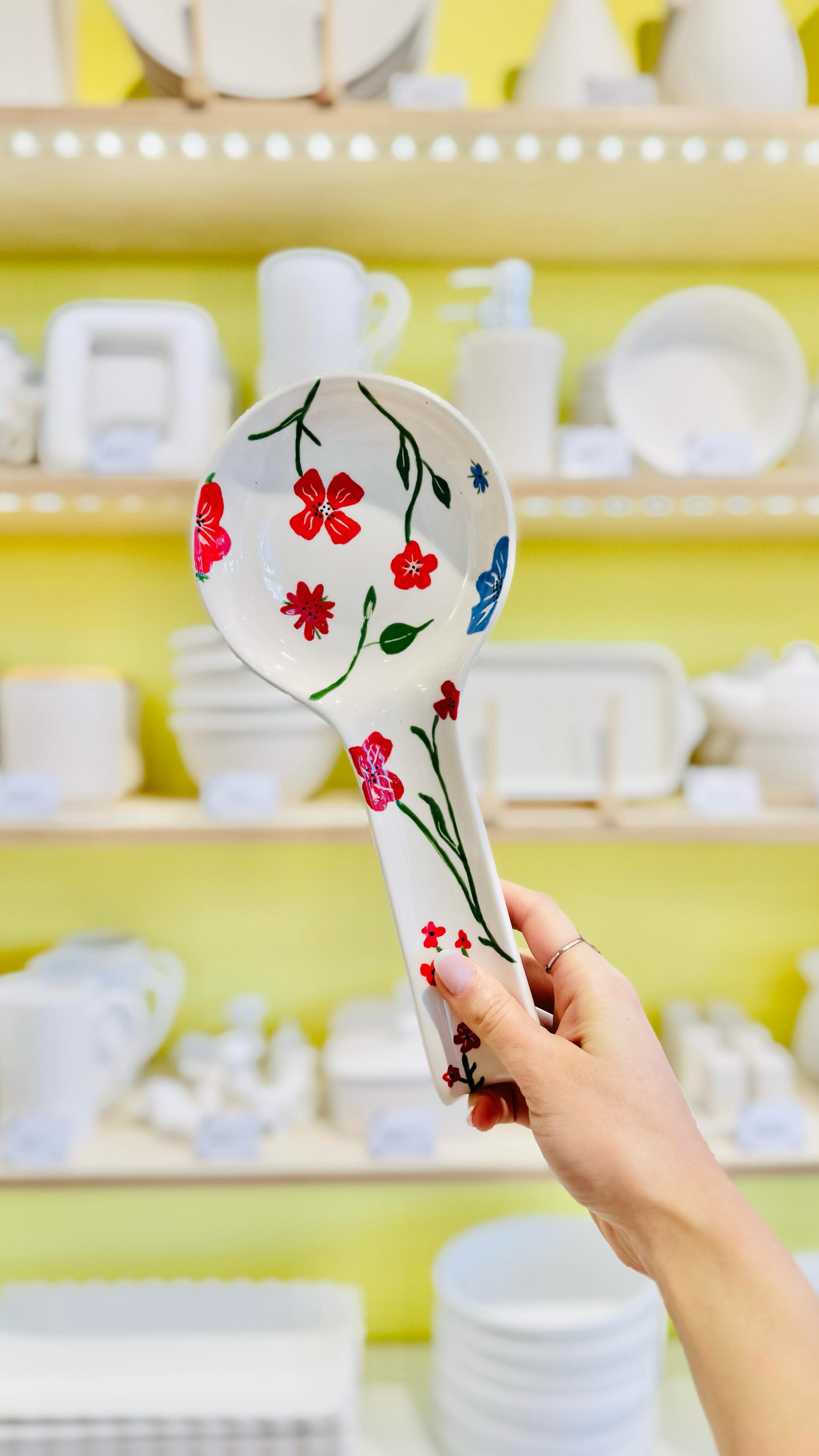 ♥️ Un modèle. Une infinité de possibilités.
Voici notre indispensable de cuisine : le repose-cuillère 🍴
Une forme simple, pratique… mais qui devient une véritable toile blanche entre vos mains.
Grâce votre imagination sans limite, chaque repose-cuillère se réinvente : motifs délicats, touches colorées, univers minimalistes ou créations audacieuses 🎨
Chez Manifik Céramic Café à Strasbourg, un seul modèle peut donner naissance à des dizaines de pièces uniques.
Ici, vous ne peignez pas seulement un ustensile. Vous créez un objet personnel, décoratif et fonctionnel qui apporte joie et couleur à votre cuisine ♥️
✨ À votre tour de laisser éclore le Manifik en vous ! Réservez votre séance de peinture sur céramique sur Manifik.fr et personnalisez votre propre repose-cuillère.
peinture sur céramique - céramique personnalisée - atelier créatif Strasbourg - DIY céramique - repose-cuillère original - décoration cuisine - cadeau fait main - activité manuelle adulte - création unique - cours de poterie Strasbourg - objets décoratifs personnalisés - art du fait main - inspiration créative - activité team building créative - création fonctionnelle et déco - objet beau et utile