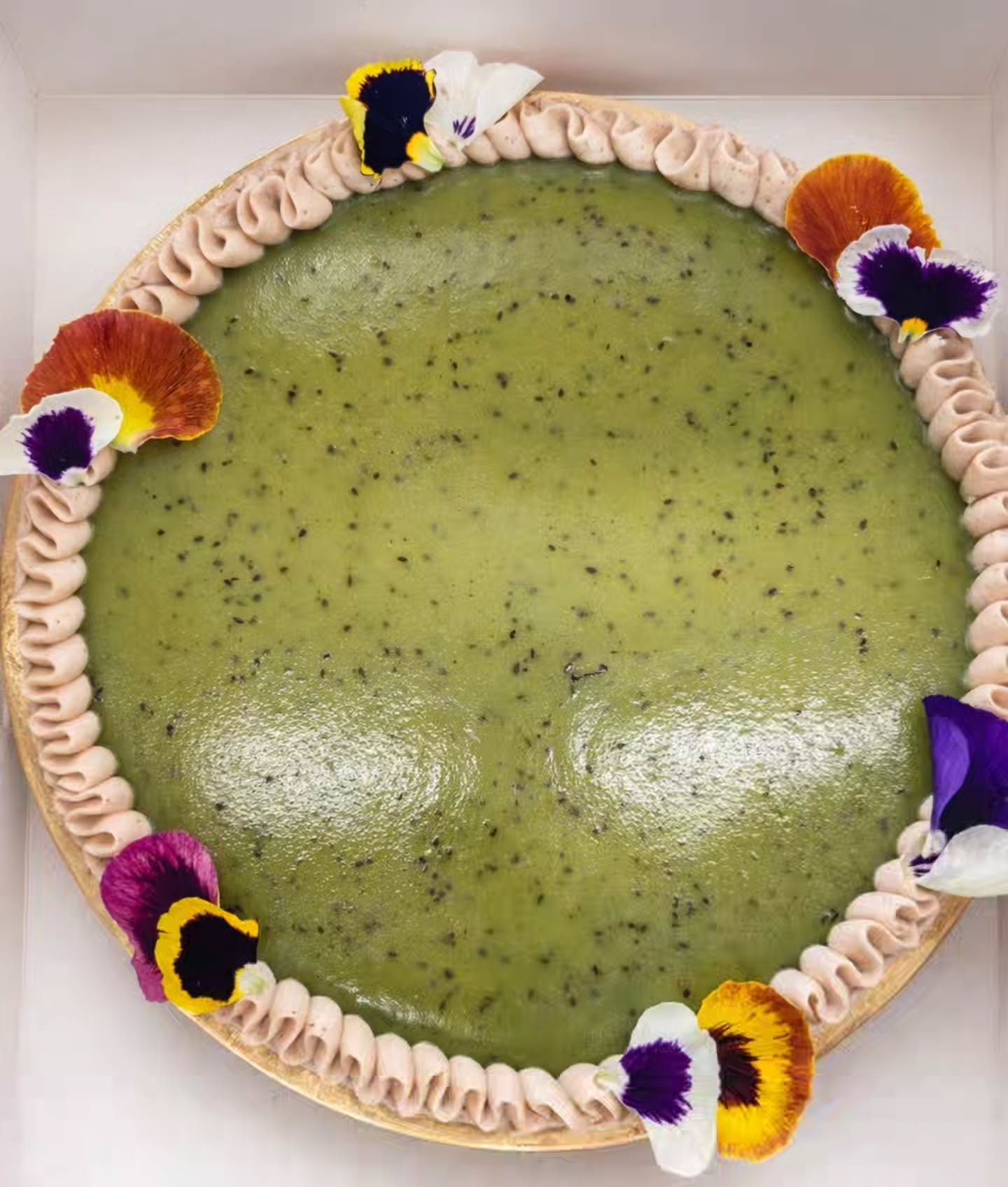 🥝 L’Innatendu 🥝
Il y a quelques années, à Vancouver, j’ai commencé à imaginer cet entremet, puis le Covid est passé et la recette a été bien rangée dans un coin de ma tête.
Une rencontre improbable mais magique : purée de kiwi acidulée 🥝 et mousse généreuse à la crème de marron 🌰.
Aujourd’hui, il est enfin à la carte, et vos retours me remplissent de joie 💛
Il ne restera plus très longtemps… alors venez le découvrir avant qu’il ne disparaisse ! 😉
#inthemoodfordessert
#kiwi #patisserie
#foudepatisserie #foodtrucklife