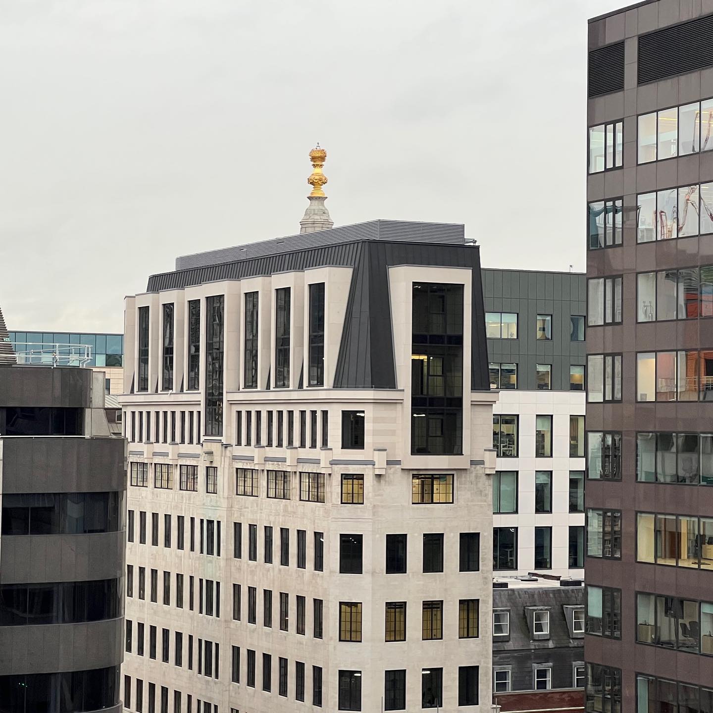 120 Cannon St, London.
This impressive project was completed using VMZINC Anthra for the standing seam roofing and mansard cladding.
Very pleased with this timeless outcome.
@vmzincuk
#AMR #VMZinc #8Build #Zinc #Roofing #Cladding #Anthra #London #constructionindustry